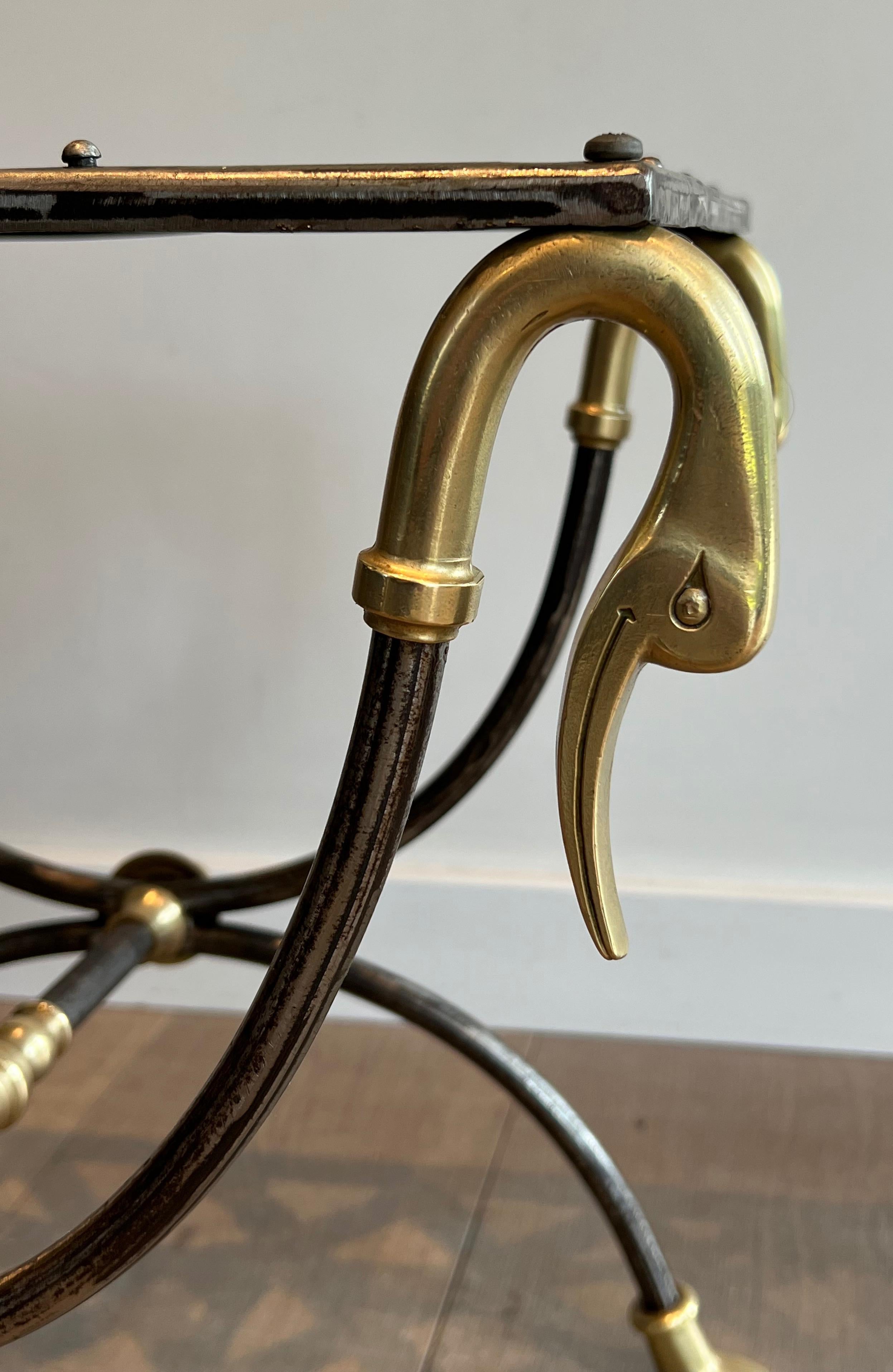 Tabouret Curule en acier et laiton de style néoclassique attribué à la Maison Jansen en vente 10