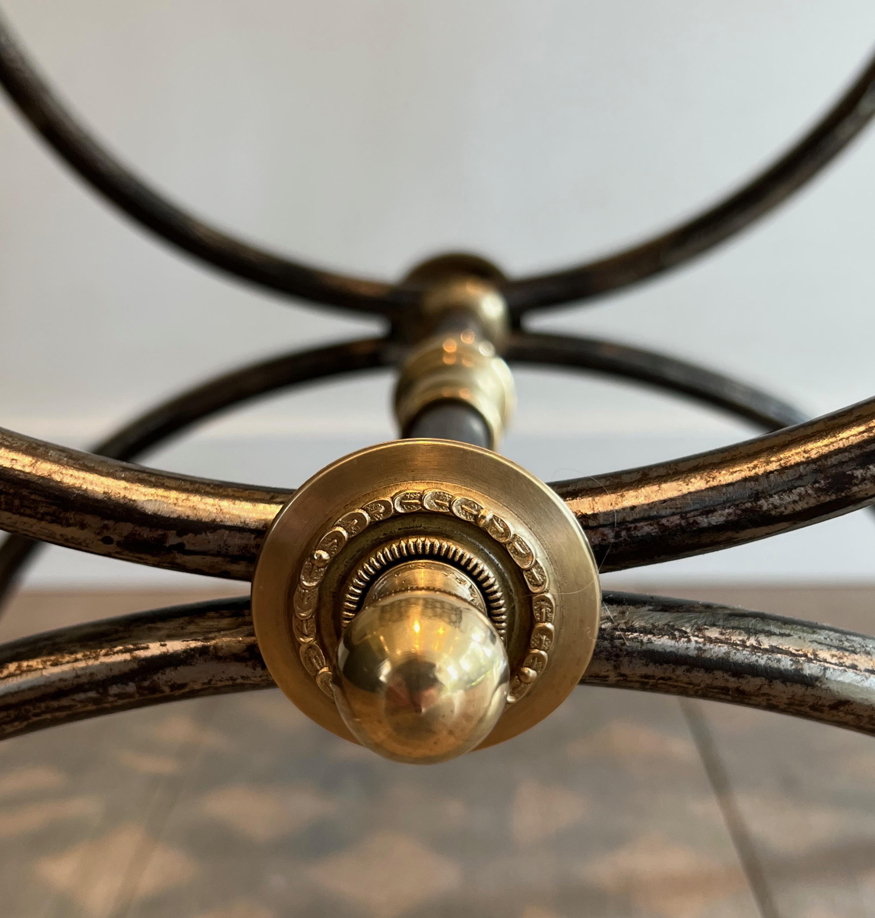 Tabouret Curule en acier et laiton de style néoclassique attribué à la Maison Jansen en vente 11