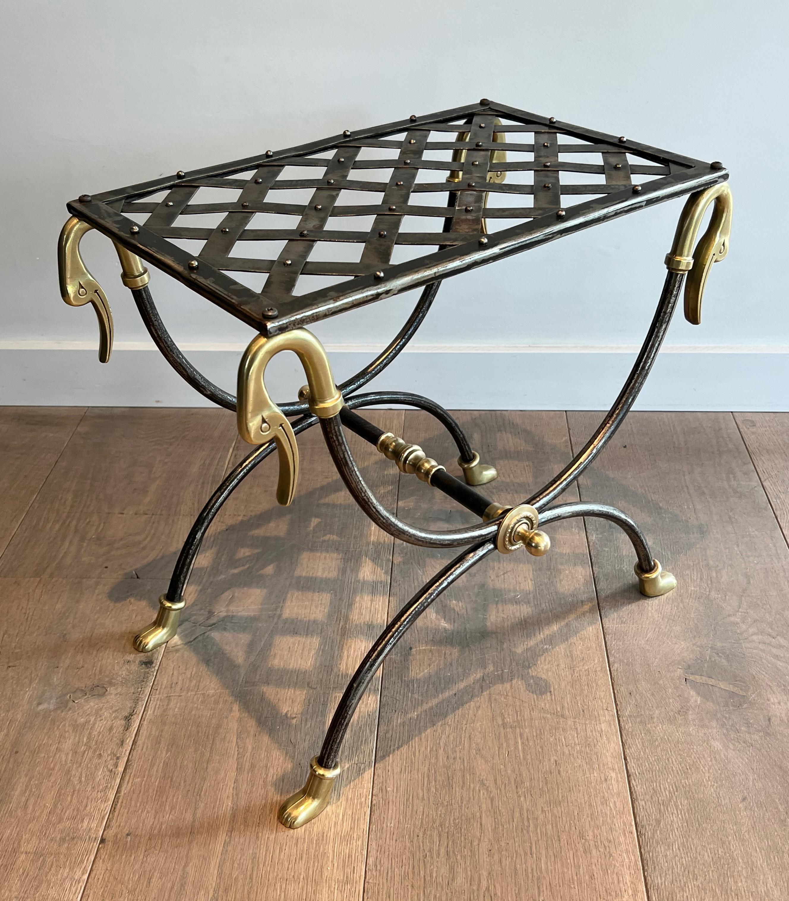 Tabouret Curule de style néoclassique en acier, décoré de têtes de canard et de pieds en laiton. Œuvre française attribuée à la Maison Jansen. Circa 1940