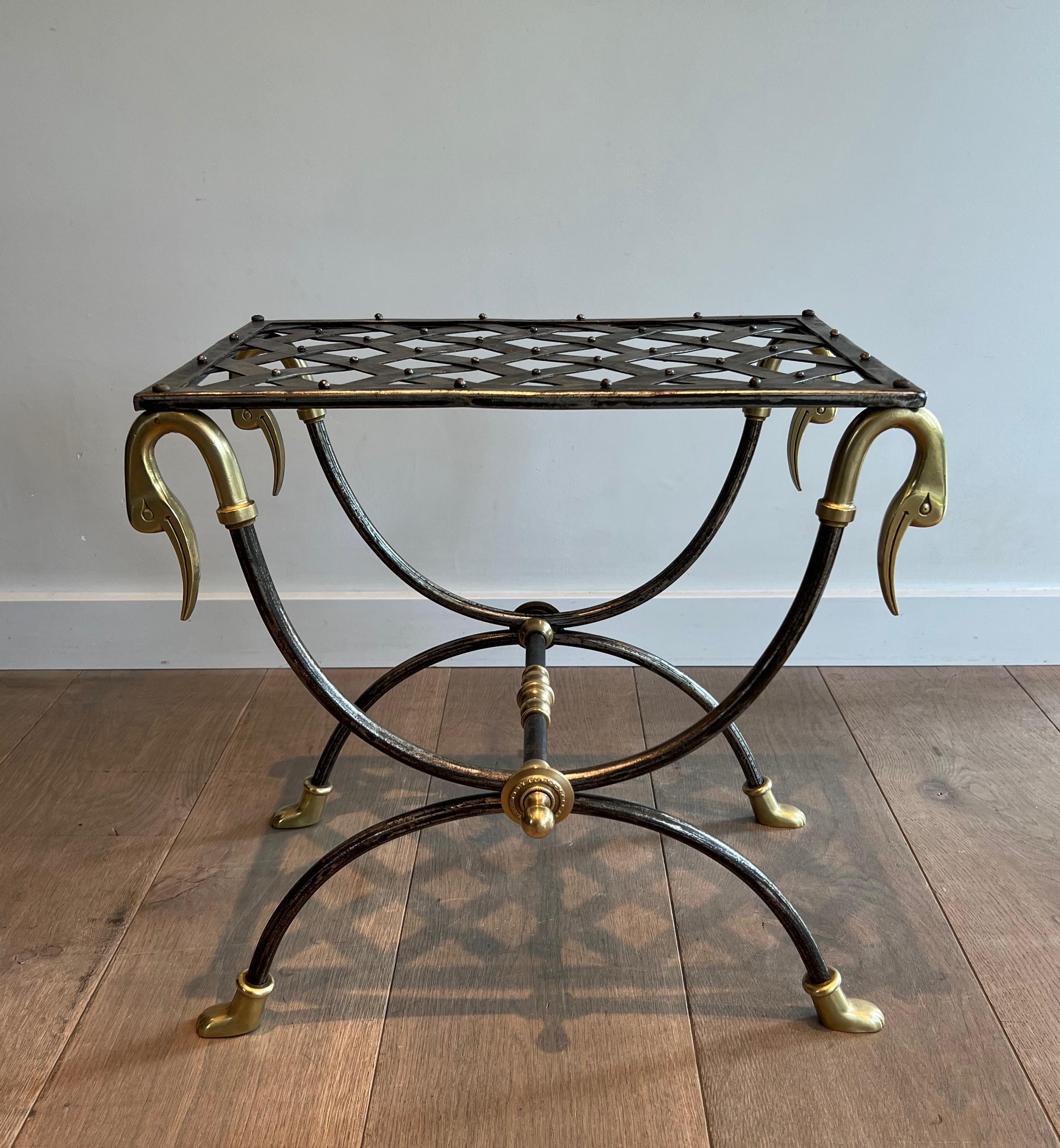 Néoclassique Tabouret Curule en acier et laiton de style néoclassique attribué à la Maison Jansen en vente
