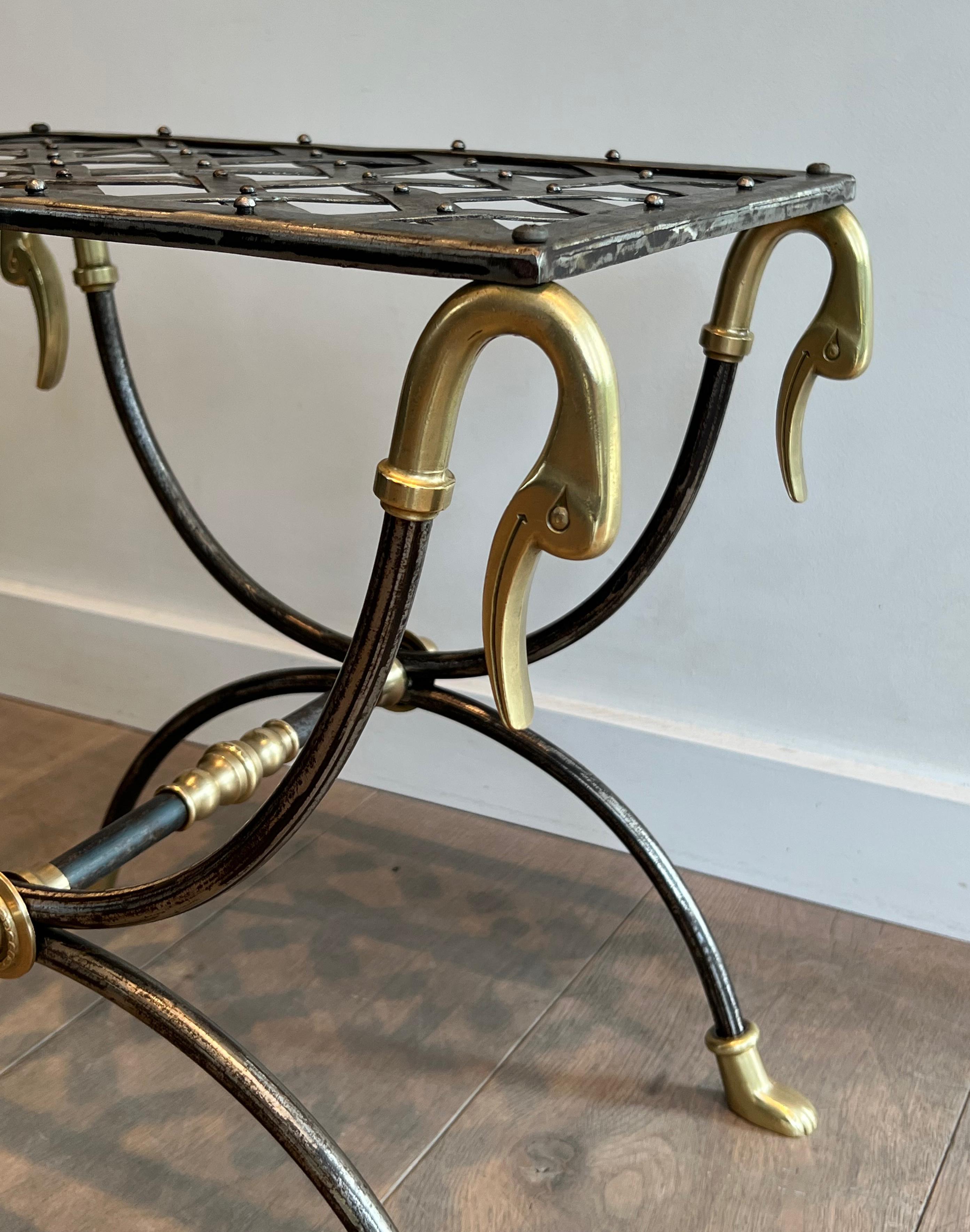Laiton Tabouret Curule en acier et laiton de style néoclassique attribué à la Maison Jansen en vente