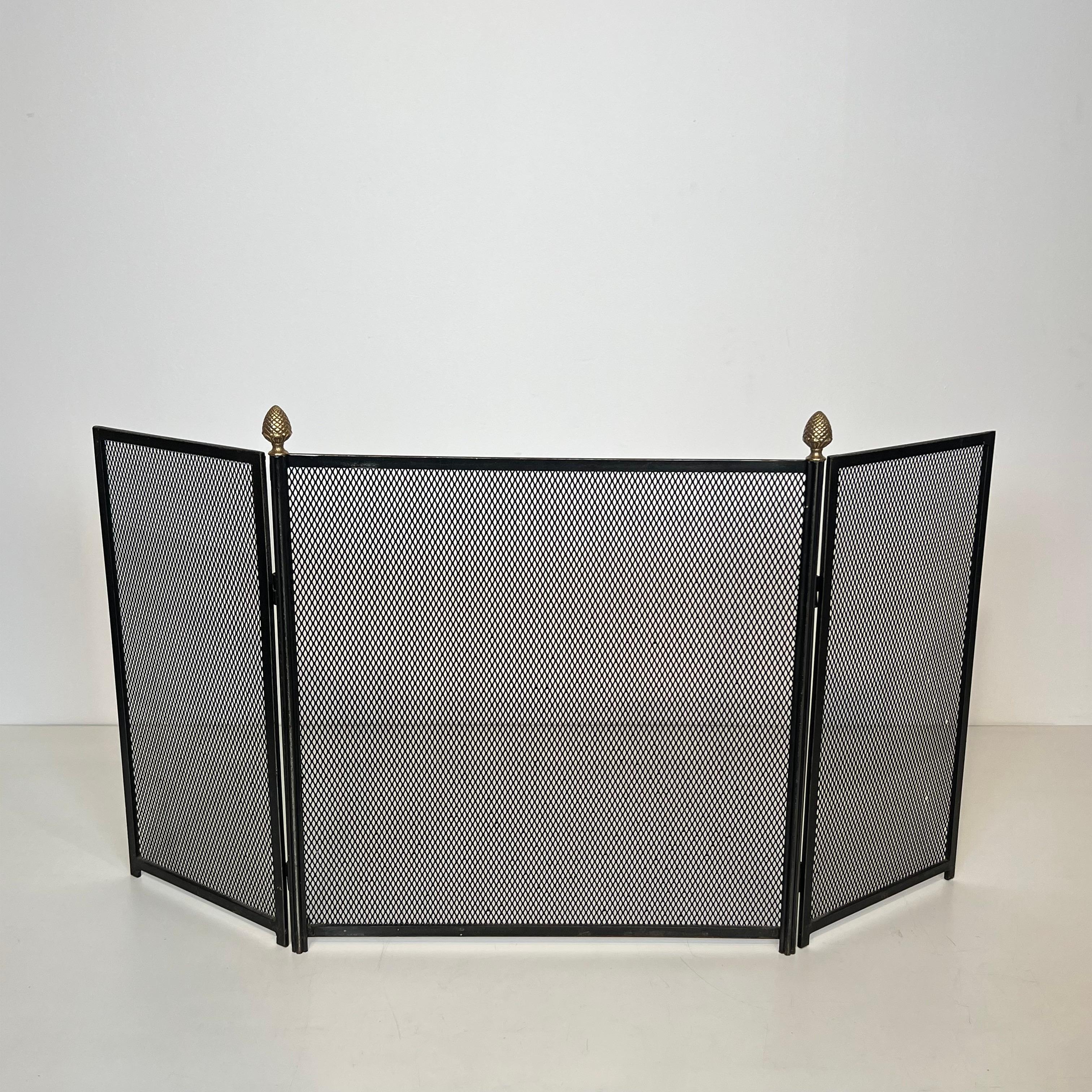 Paravento per caminetto in ottone e acciaio in stile neoclassico con pigne in ottone in vendita 4