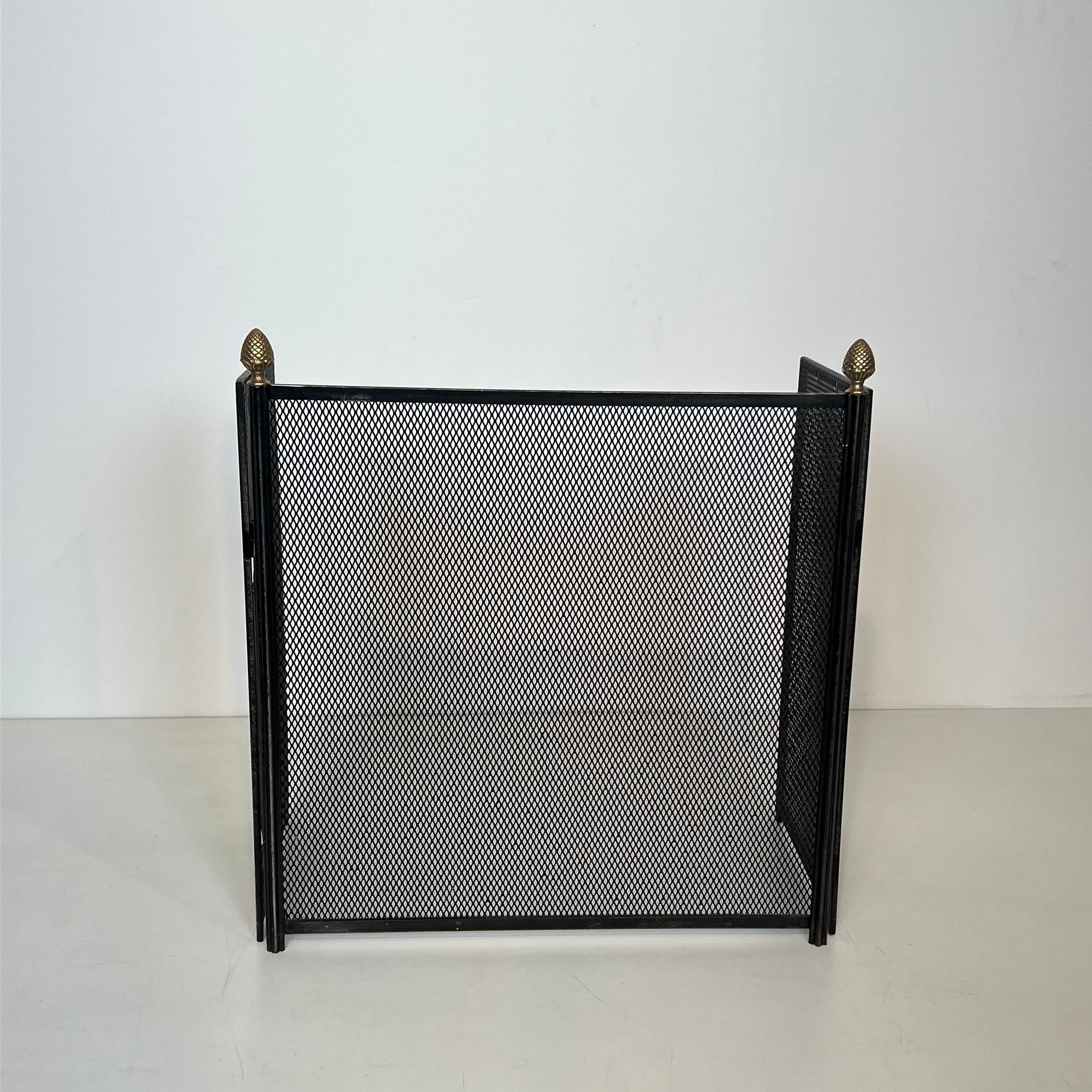 Neoclassico Paravento per caminetto in ottone e acciaio in stile neoclassico con pigne in ottone in vendita