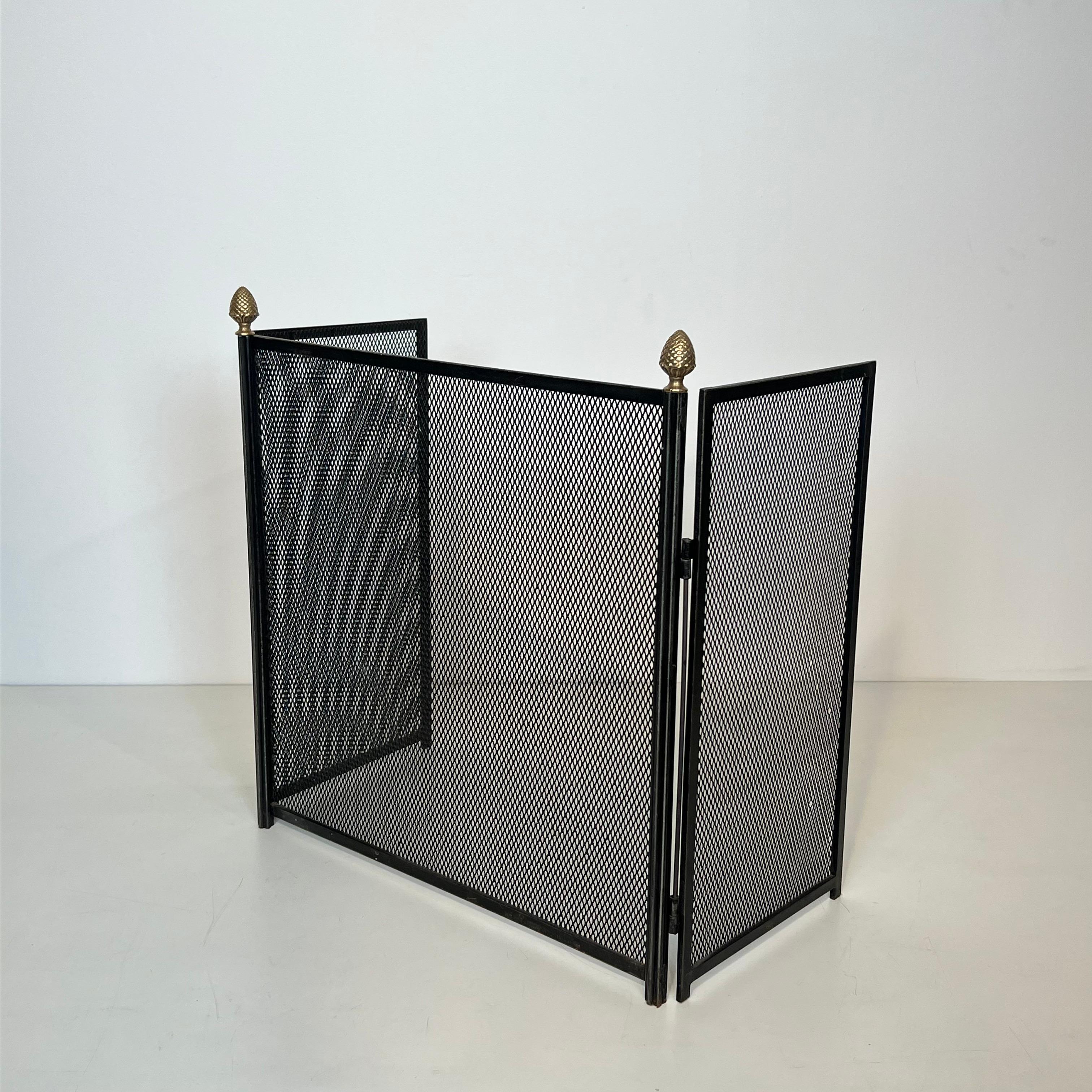 Francese Paravento per caminetto in ottone e acciaio in stile neoclassico con pigne in ottone in vendita