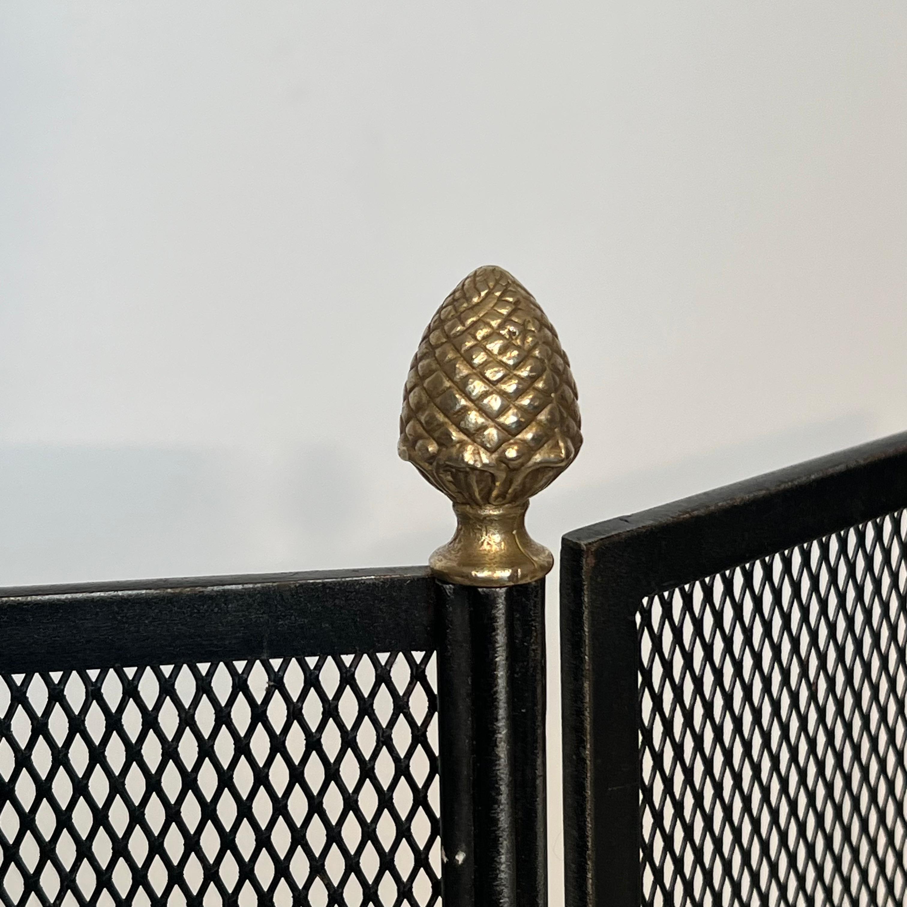 Paravento per caminetto in ottone e acciaio in stile neoclassico con pigne in ottone In condizioni buone in vendita a Marcq-en-Barœul, Hauts-de-France