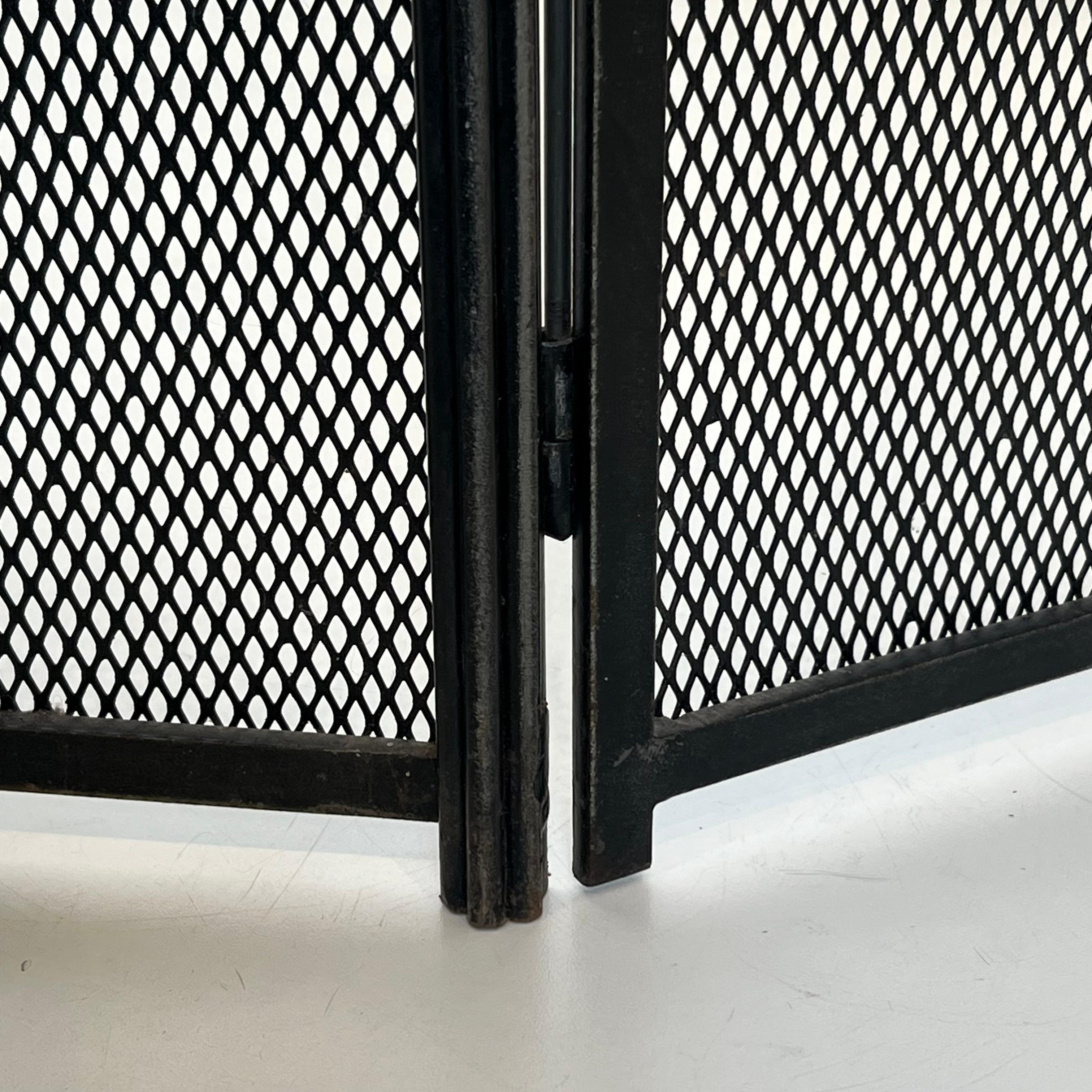 Metà XX secolo Paravento per caminetto in ottone e acciaio in stile neoclassico con pigne in ottone in vendita