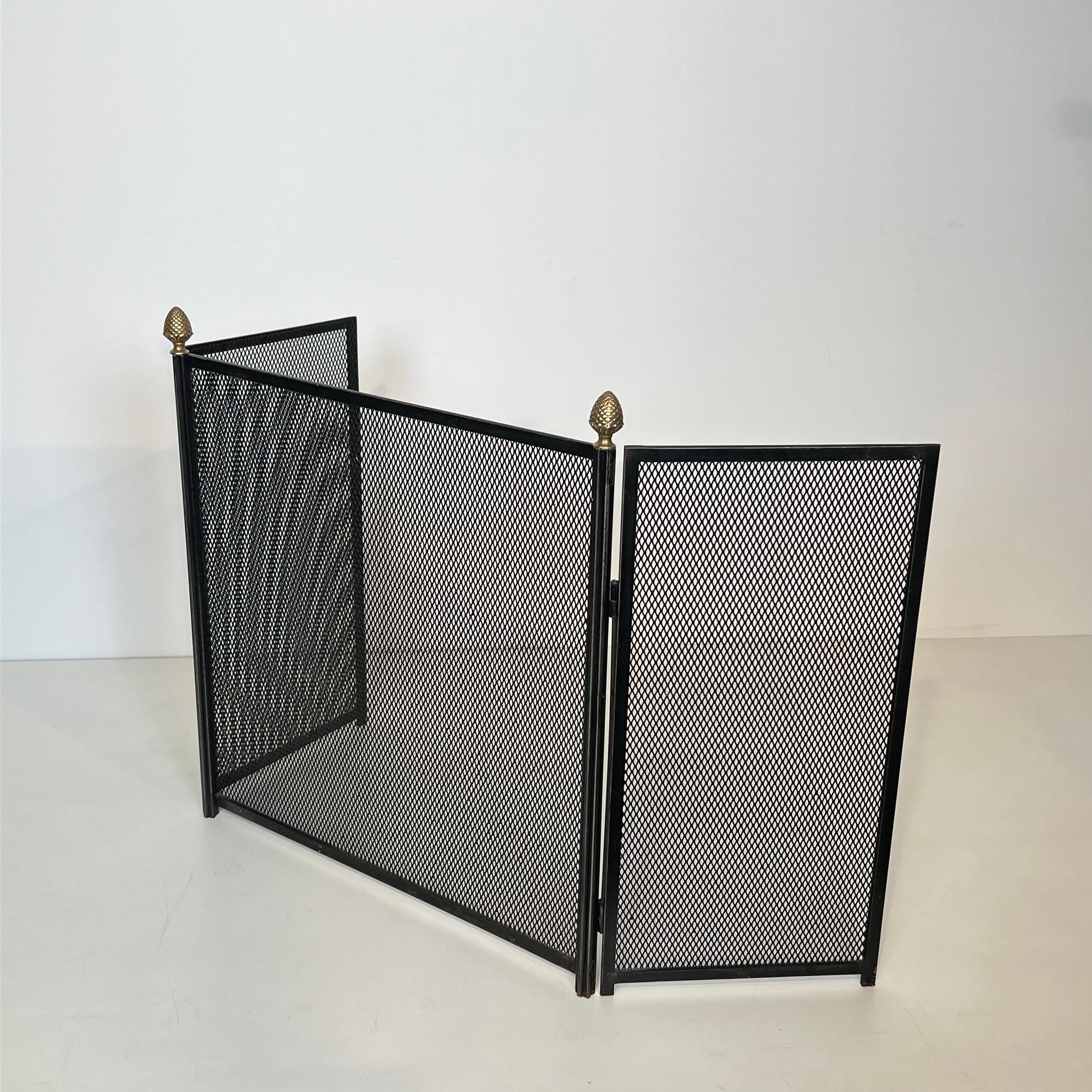 Paravento per caminetto in ottone e acciaio in stile neoclassico con pigne in ottone in vendita 1