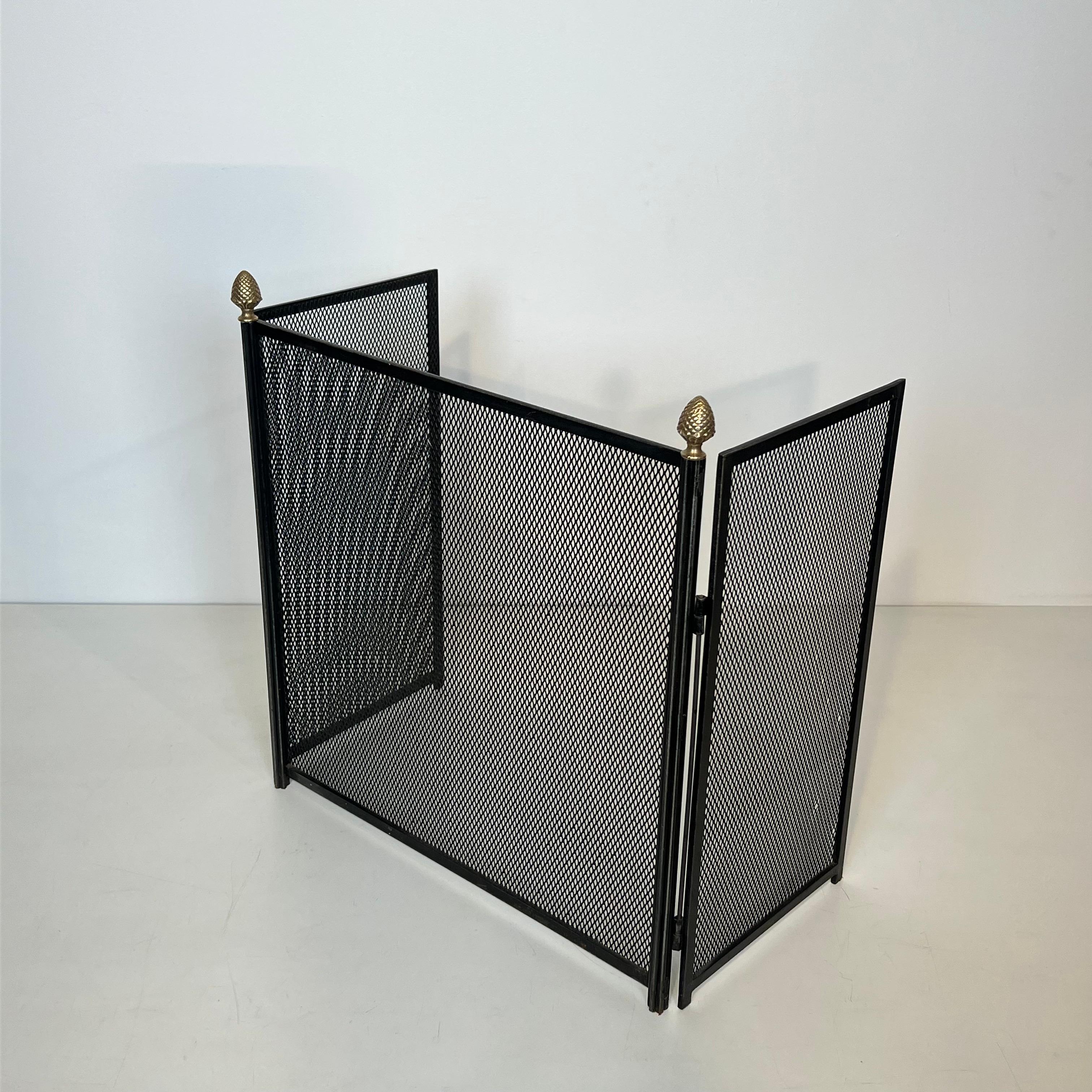 Paravento per caminetto in ottone e acciaio in stile neoclassico con pigne in ottone in vendita 2