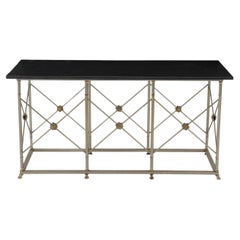 Tables consoles en acier, laiton et granit de style néoclassique