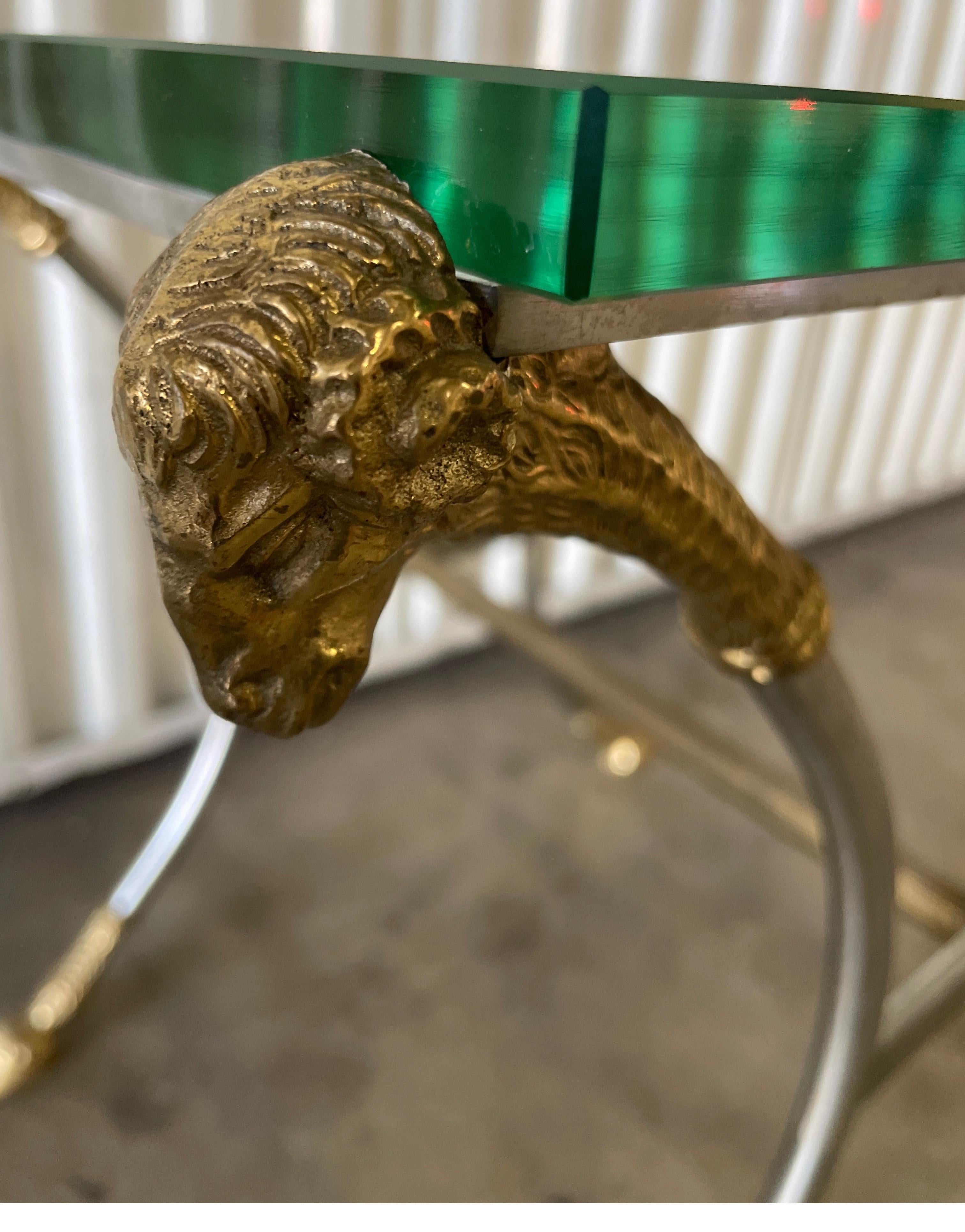 italien Table d'appoint de style néoclassique en acier et laiton de Jansen en vente
