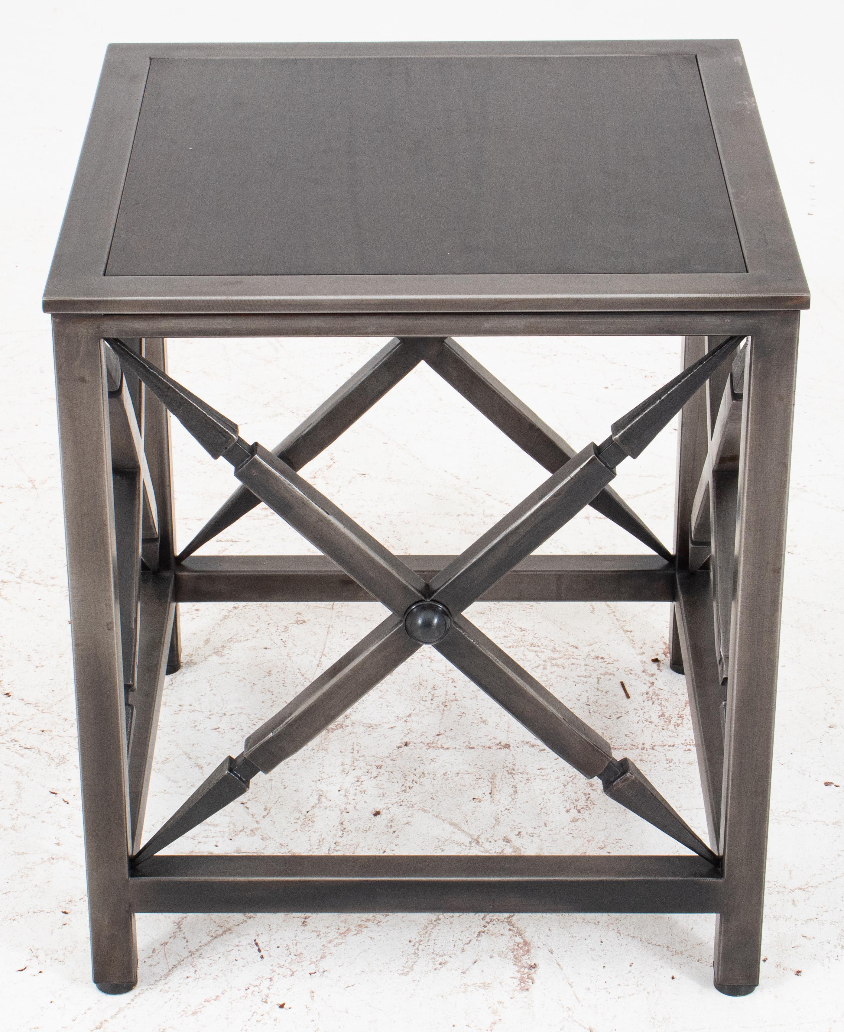 Table d'appoint en acier noirci de style néoclassique avec bois de wengé, côtés carrés avec crémaillères en x sur une base carrée. 22 po H x 20 po L x 20 po P