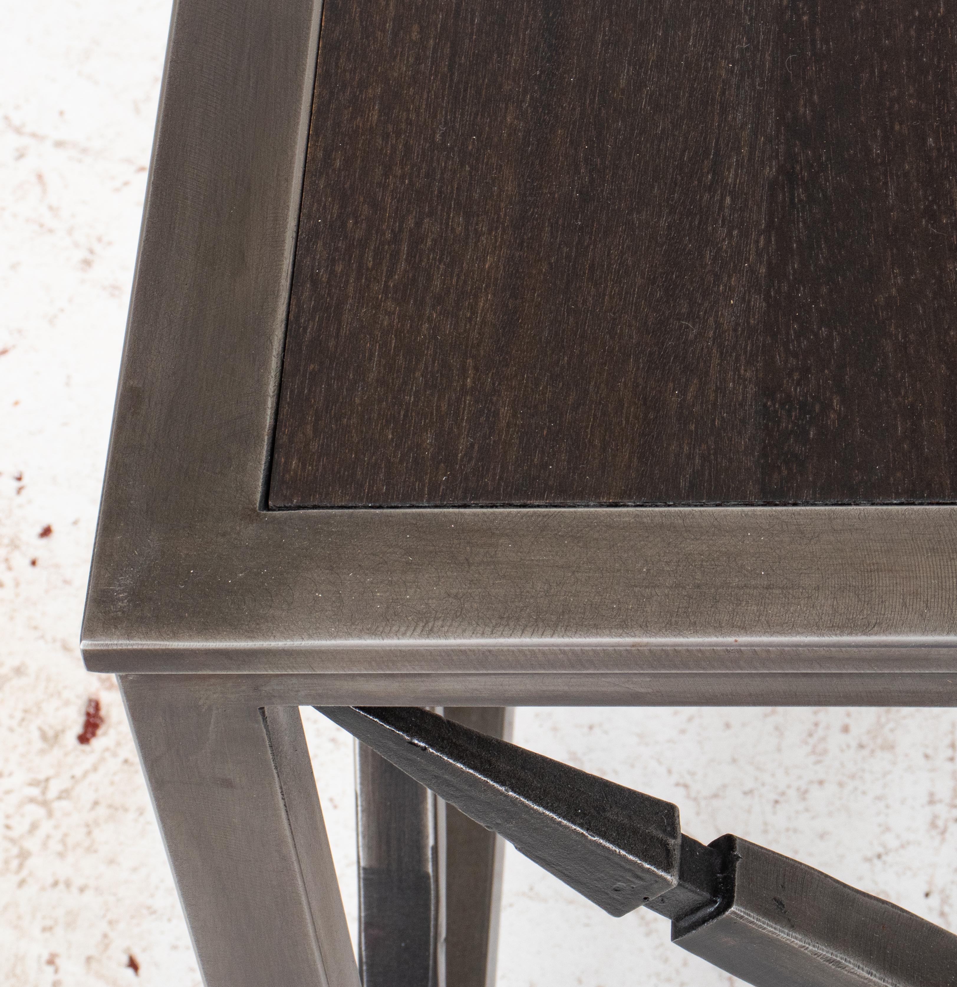 Néoclassique Table d'appoint en acier de style néoclassique avec plateau en wengé