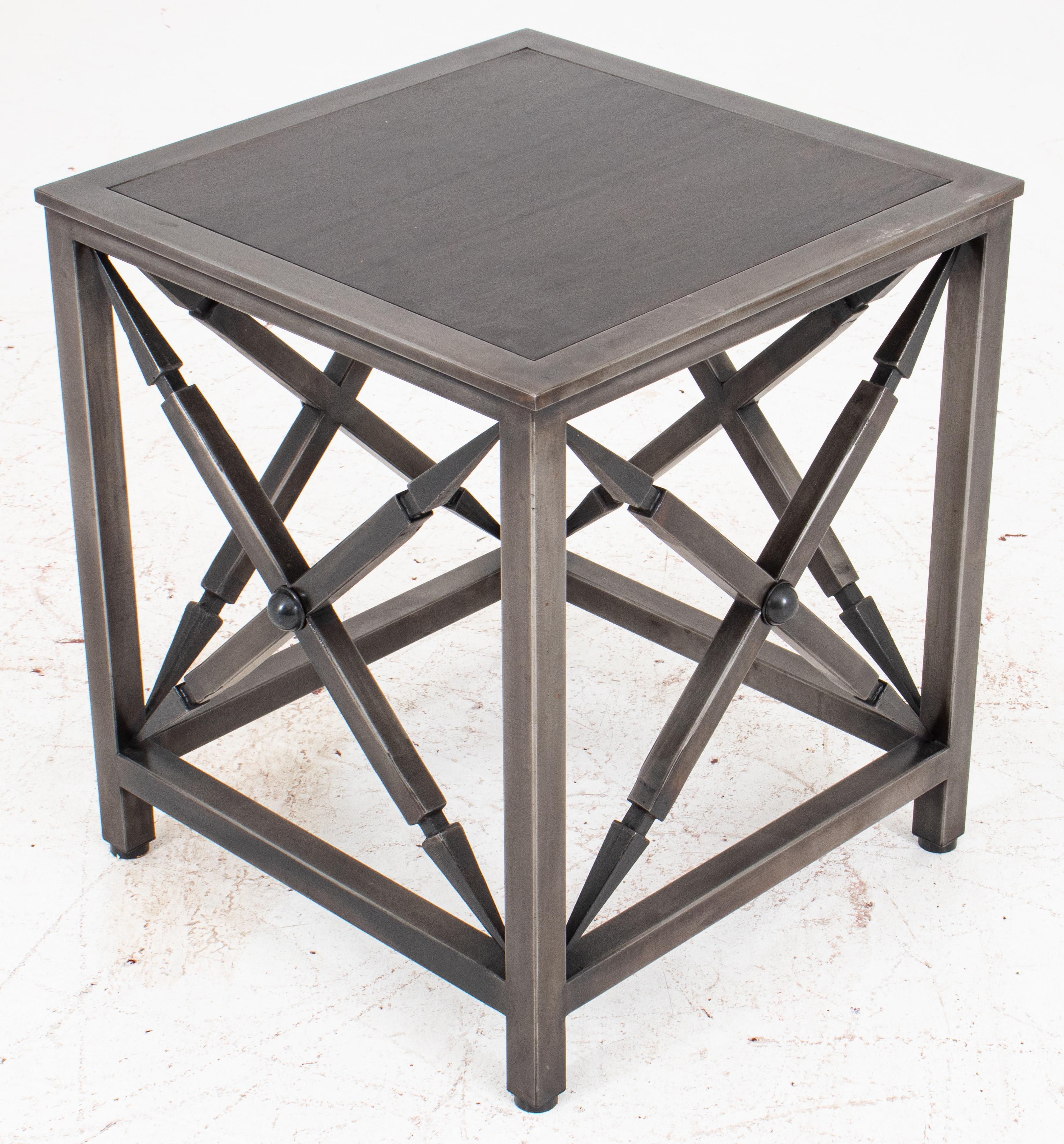 Table d'appoint en acier de style néoclassique avec plateau en wengé Bon état à Astoria, NY