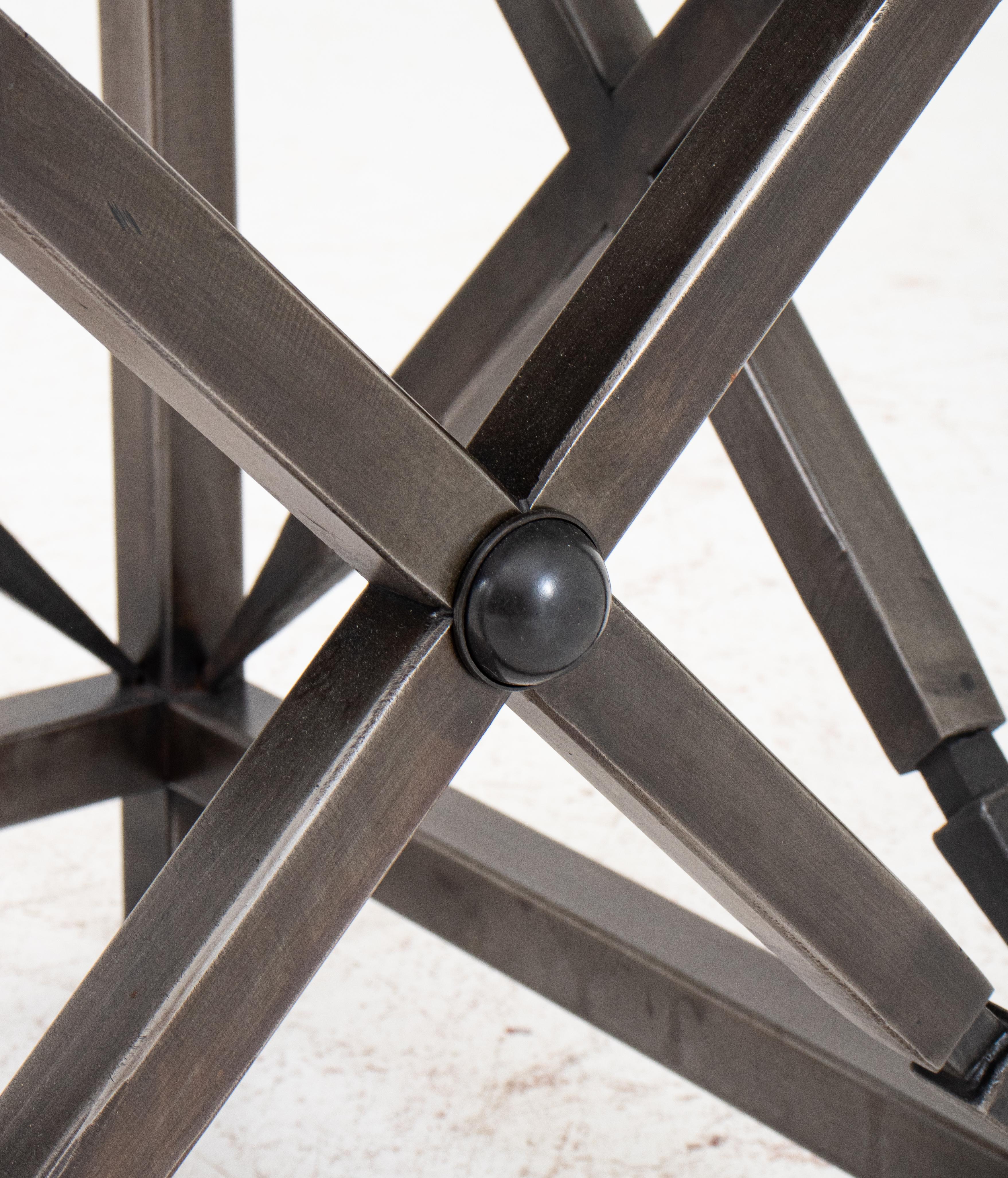 Acier Table d'appoint en acier de style néoclassique avec plateau en wengé