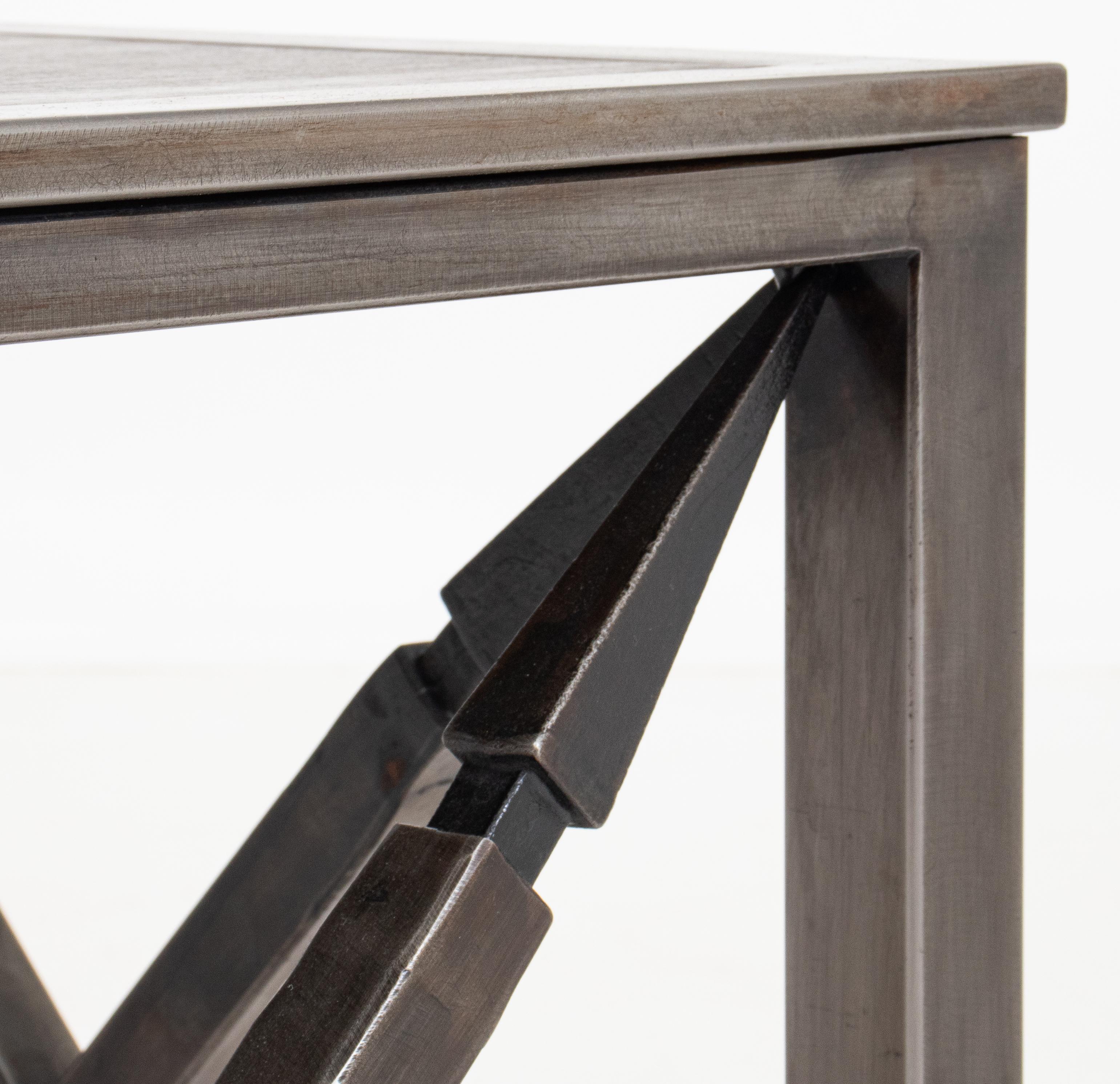 Table d'appoint en acier de style néoclassique avec plateau en wengé 2