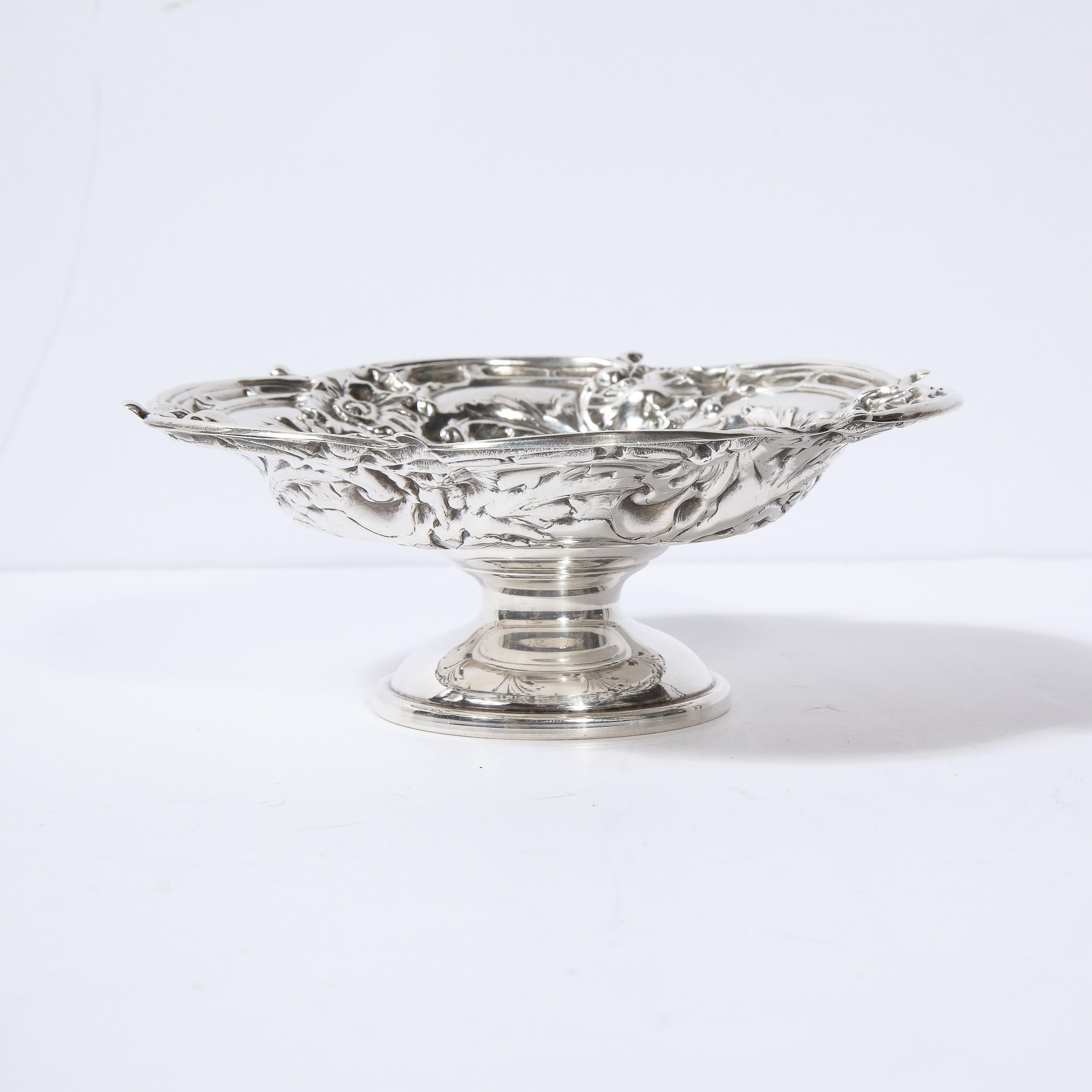Neoclassical Style Sterling Silver Tazza with Foliate Motifs by Reed and Barton In Excellent Condition For Sale In New York, NY