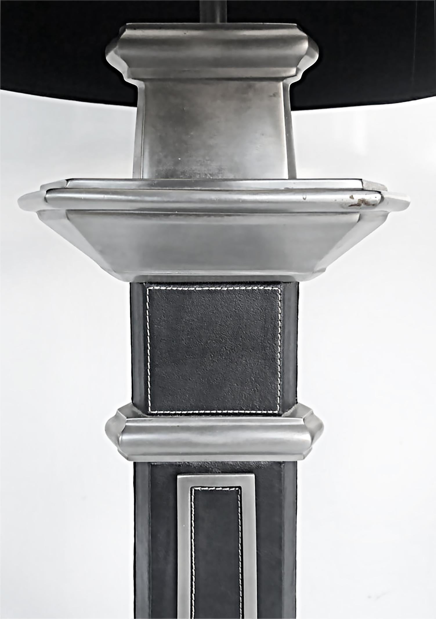Neoklassizistische Stehlampe aus genähtem Leder im neoklassischen Stil, Fuß aus vernickeltem Stahl (amerikanisch) im Angebot