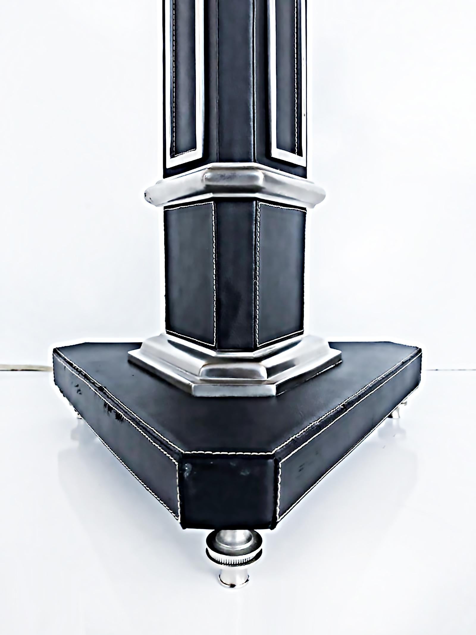 Neoklassizistische Stehlampe aus genähtem Leder im neoklassischen Stil, Fuß aus vernickeltem Stahl im Zustand „Gut“ im Angebot in Miami, FL