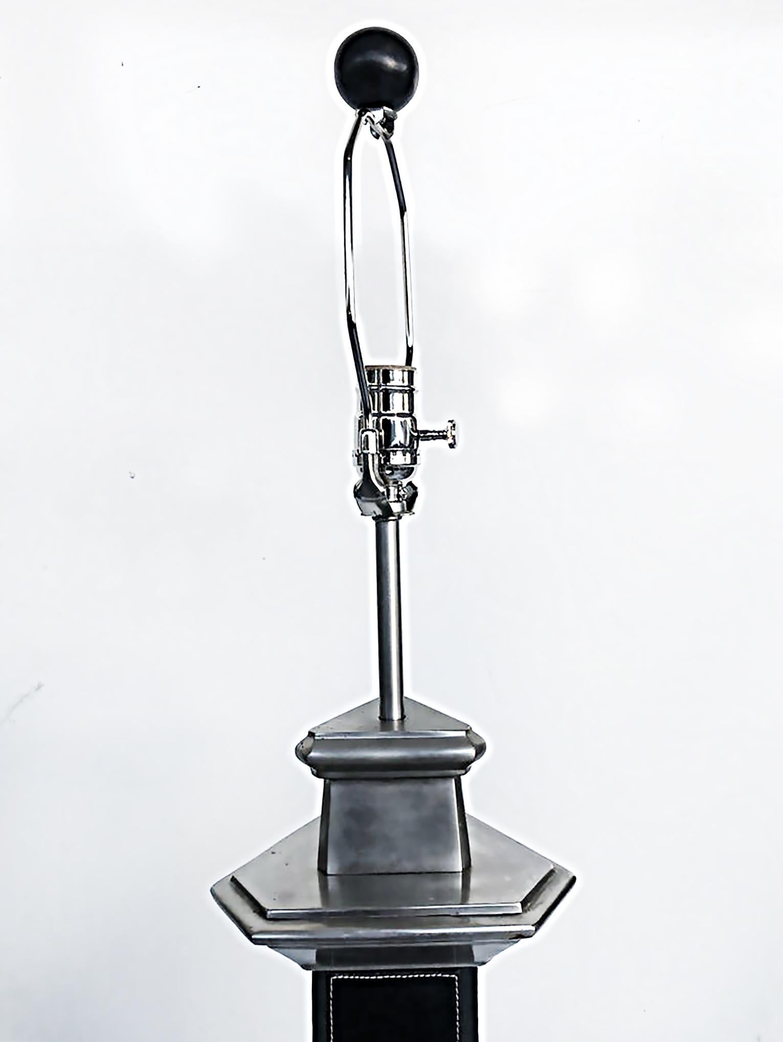 Neoklassizistische Stehlampe aus genähtem Leder im neoklassischen Stil, Fuß aus vernickeltem Stahl (Metall) im Angebot