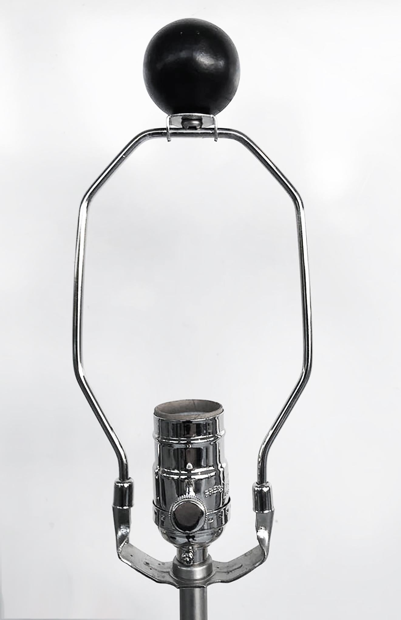 Neoklassizistische Stehlampe aus genähtem Leder im neoklassischen Stil, Fuß aus vernickeltem Stahl im Angebot 1