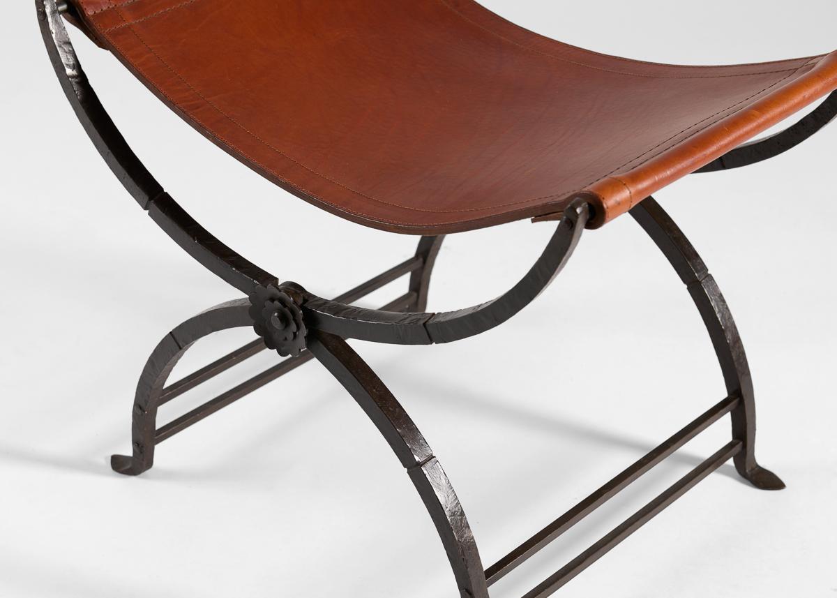 Hocker im neoklassischen Stil, Schmiedeeisen und Leder, Italien, 1940er Jahre (Französisch) im Angebot