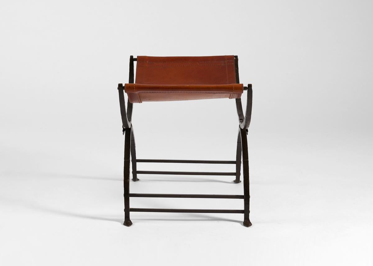 Hocker im neoklassischen Stil, Schmiedeeisen und Leder, Italien, 1940er Jahre im Zustand „Gut“ im Angebot in New York, NY
