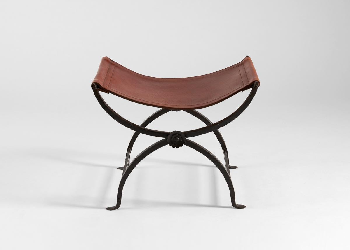Hocker im neoklassischen Stil, Schmiedeeisen und Leder, Italien, 1940er Jahre (Mitte des 20. Jahrhunderts) im Angebot