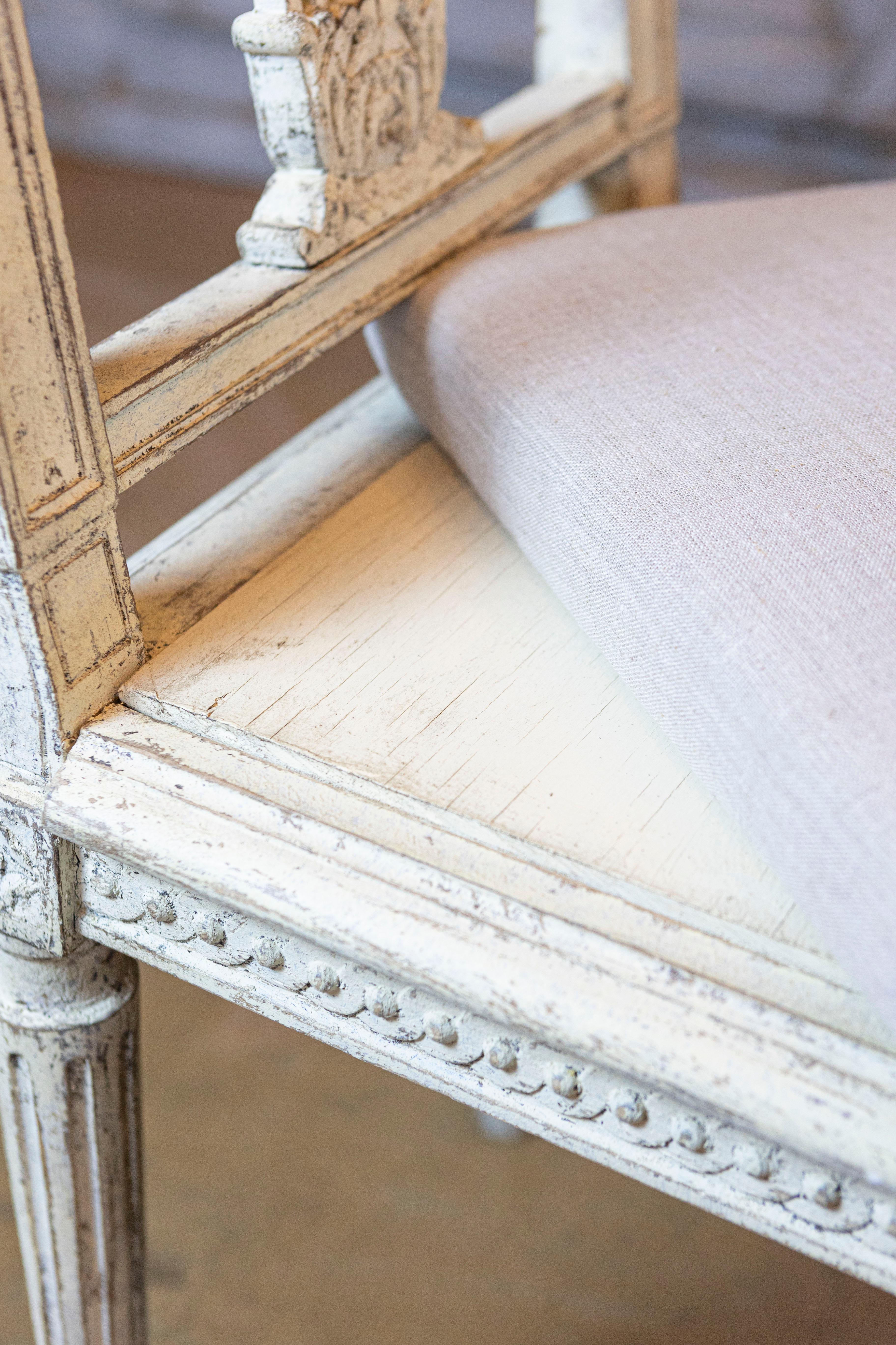 Neoclassical Style Swedish Small Painted Bench with Carved Guilloche Décor For Sale 5