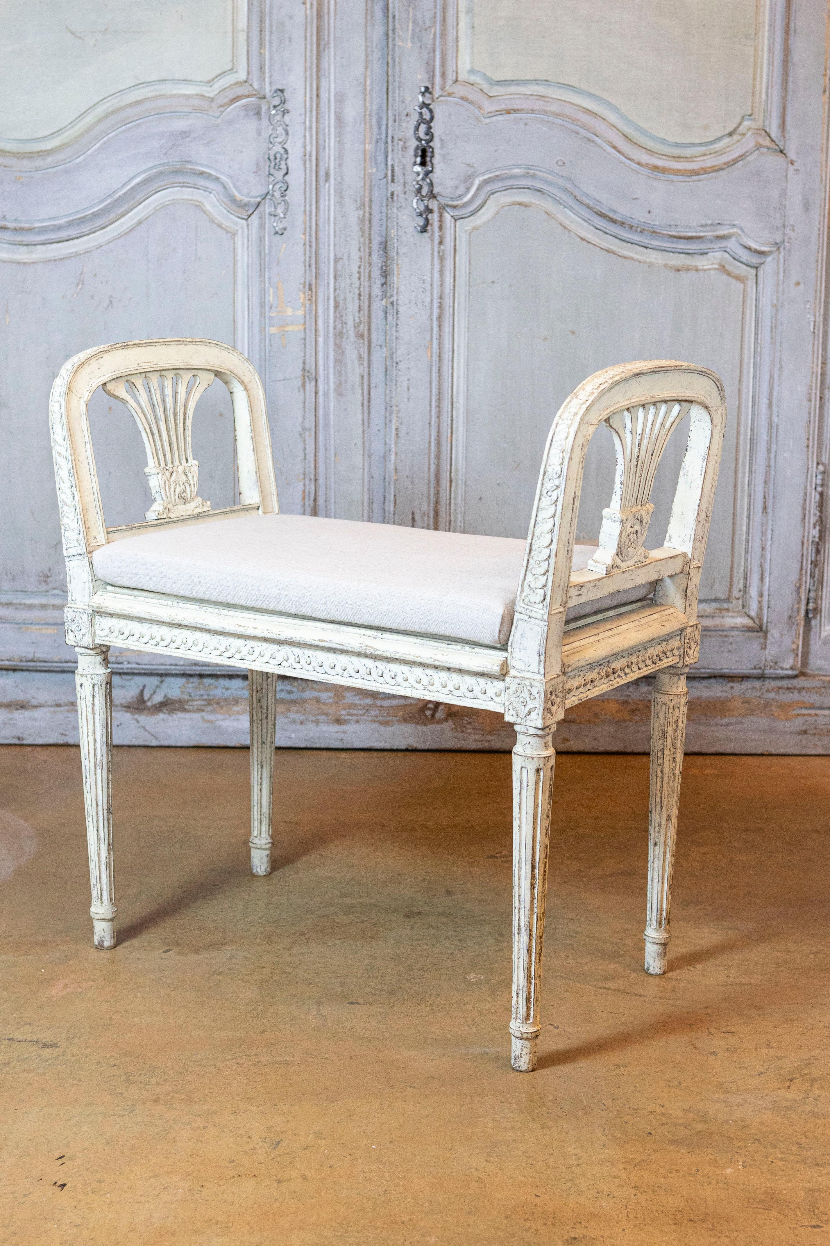 Neoclassical Style Swedish Small Painted Bench with Carved Guilloche Décor In Good Condition For Sale In Atlanta, GA