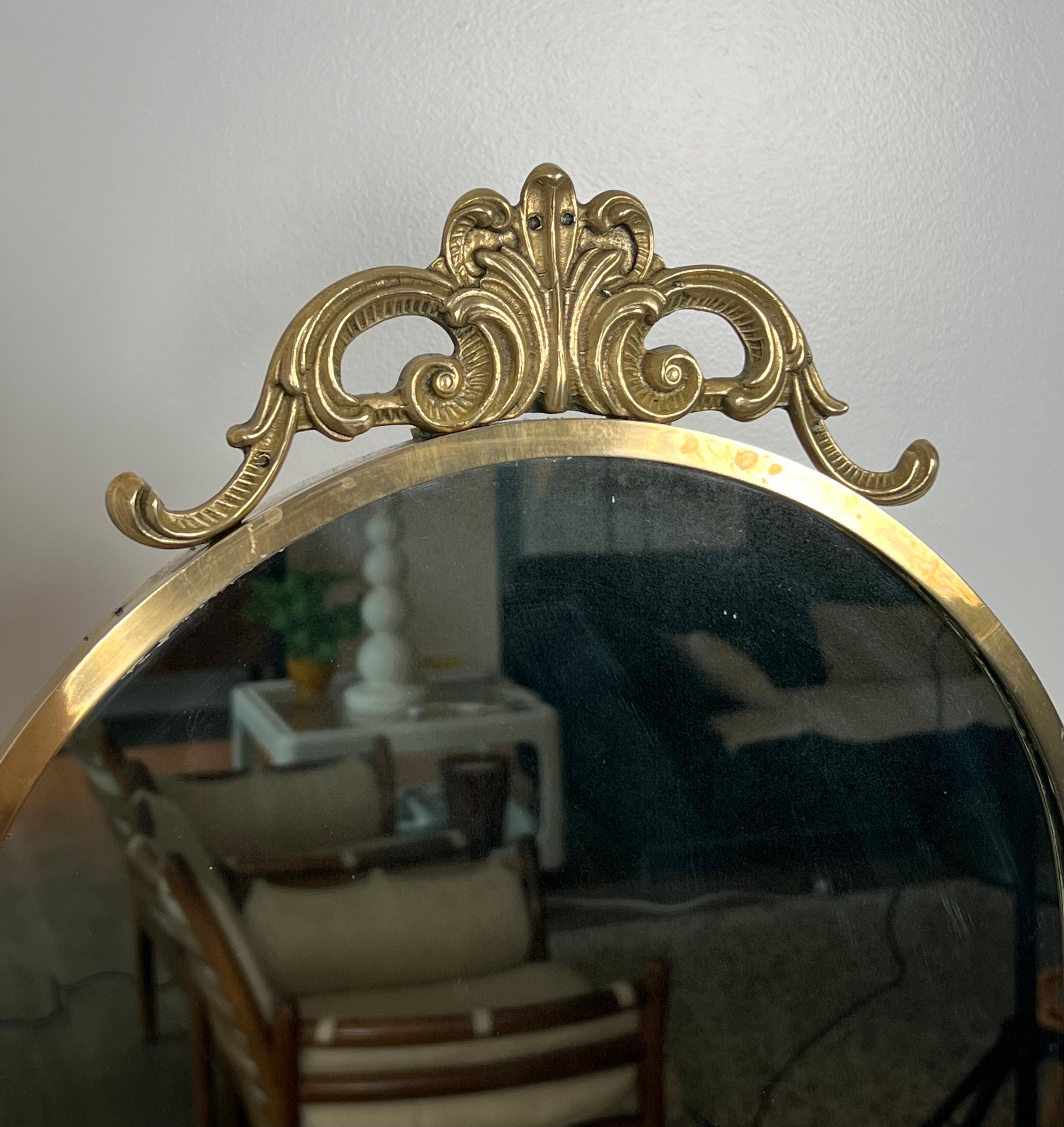 Questo bellissimo specchio oscillante in stile neoclassico è realizzato in ottone. Si tratta di un'opera francese nello stile della Maison Jansen. Circa 1970