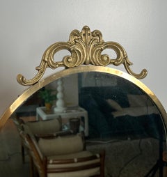 Miroir psychédélique pivotant en laiton de style néoclassique dans le style de la Maison Jansen