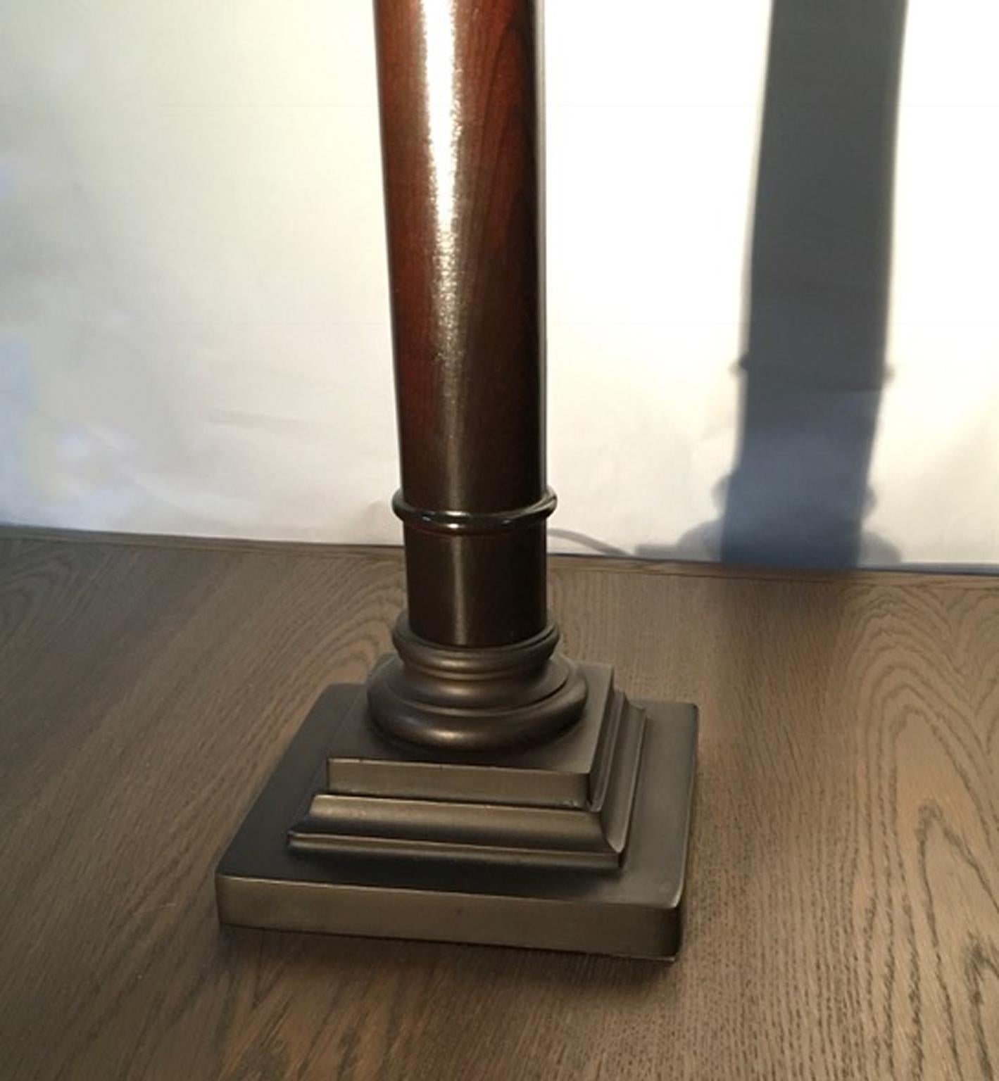 Lámpara de mesa con columna de estilo neoclásico en madera negra y bronce Italia Neoclásico en venta