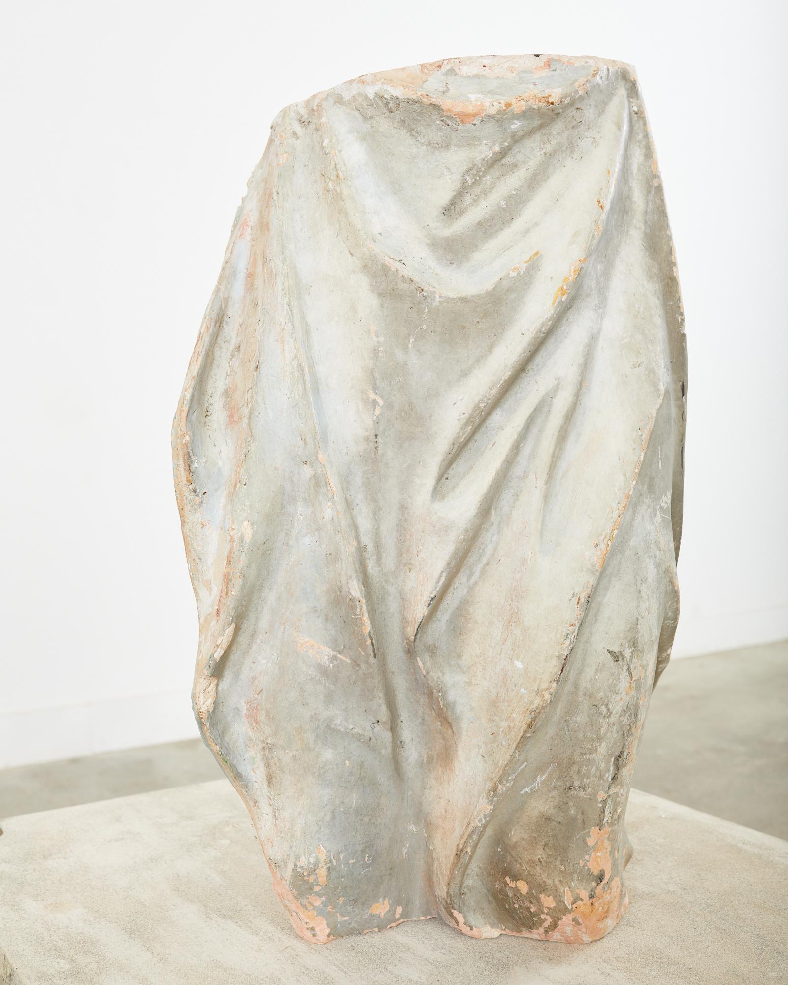 italien Fragment de figurine de déesse gréco-romaine en terre cuite de style néoclassique  en vente