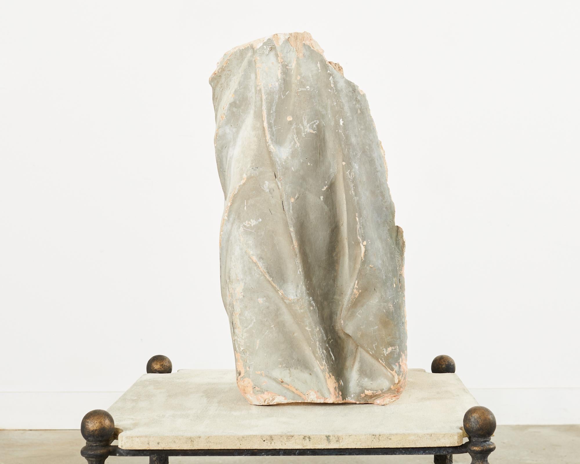 Fragment de figurine de déesse gréco-romaine en terre cuite de style néoclassique  en vente 1