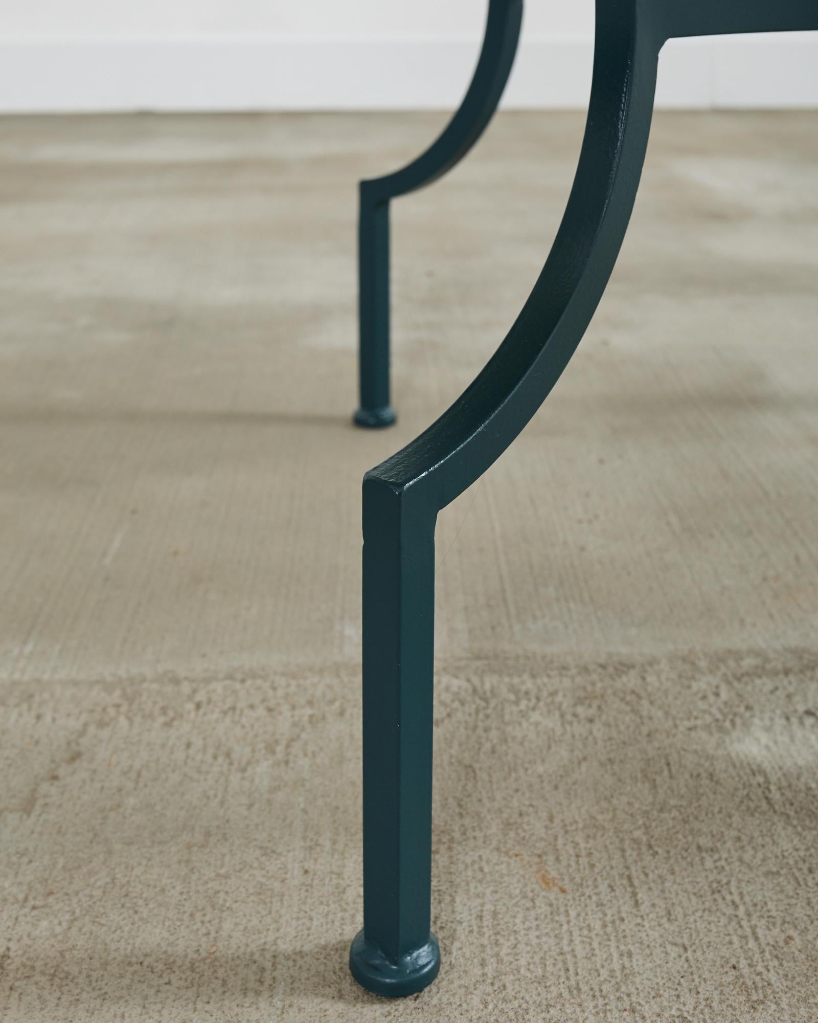 Table à manger de jardin de style néoclassique en fer travertin en vente 9