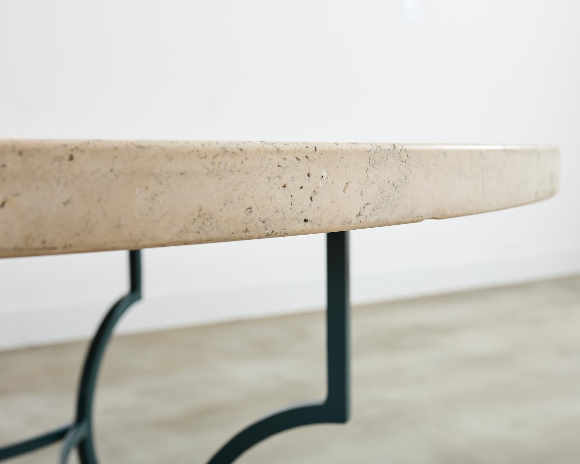 Table à manger de jardin de style néoclassique en fer travertin en vente 11