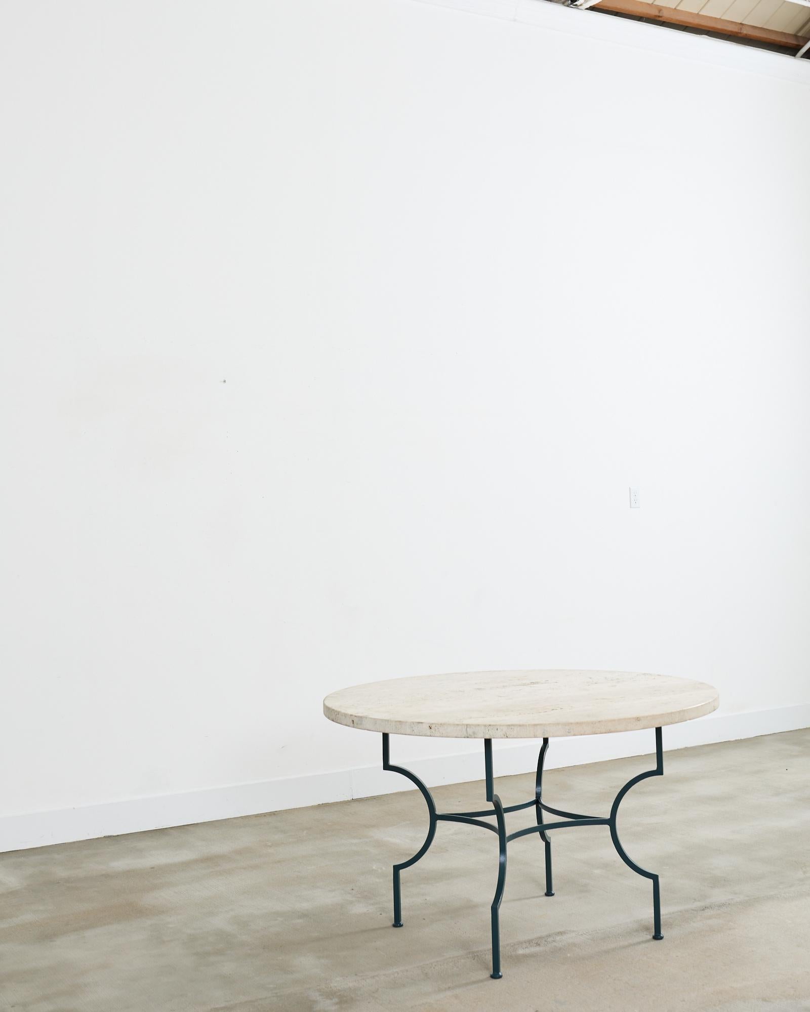Table à manger de jardin de style néoclassique en fer travertin en vente 12
