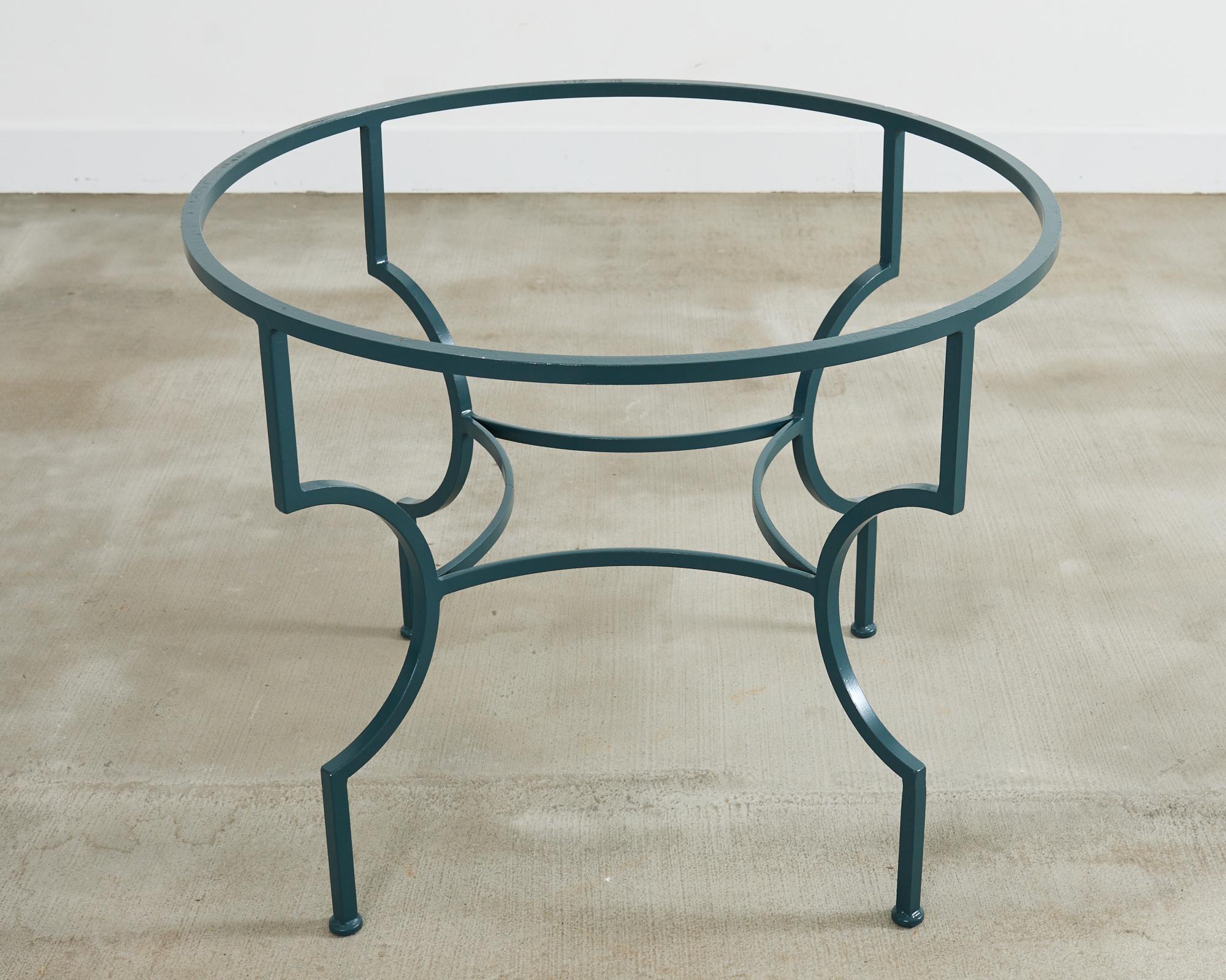 Table à manger de jardin de style néoclassique en fer travertin en vente 13
