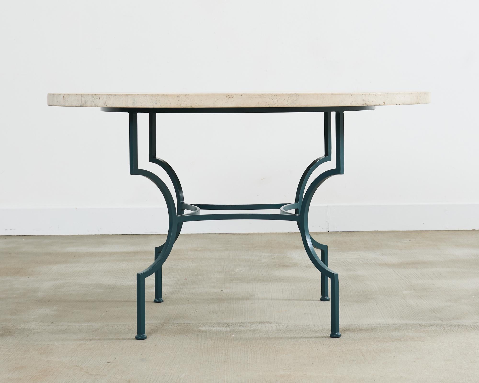 Néoclassique Table à manger de jardin de style néoclassique en fer travertin en vente