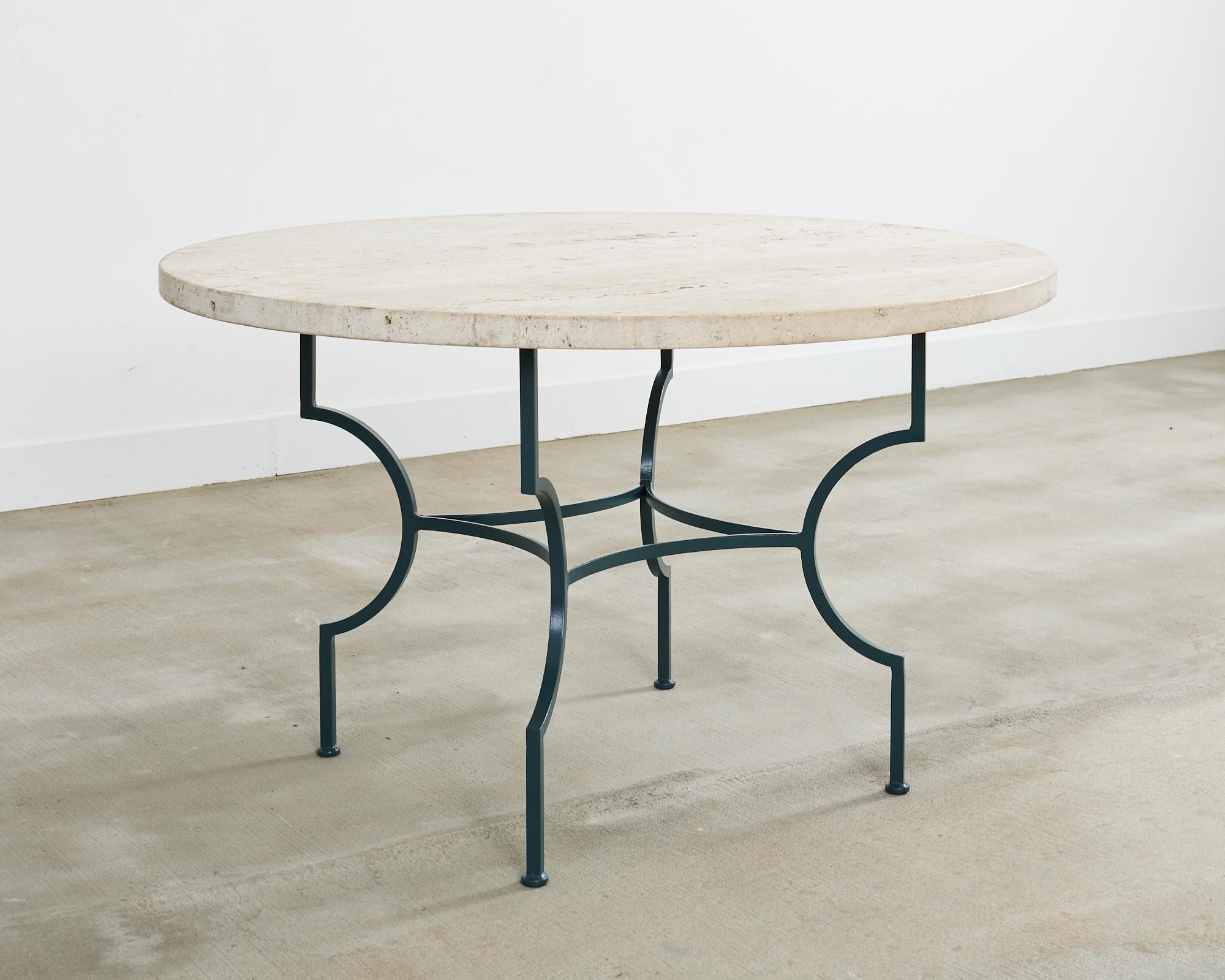 Américain Table à manger de jardin de style néoclassique en fer travertin en vente