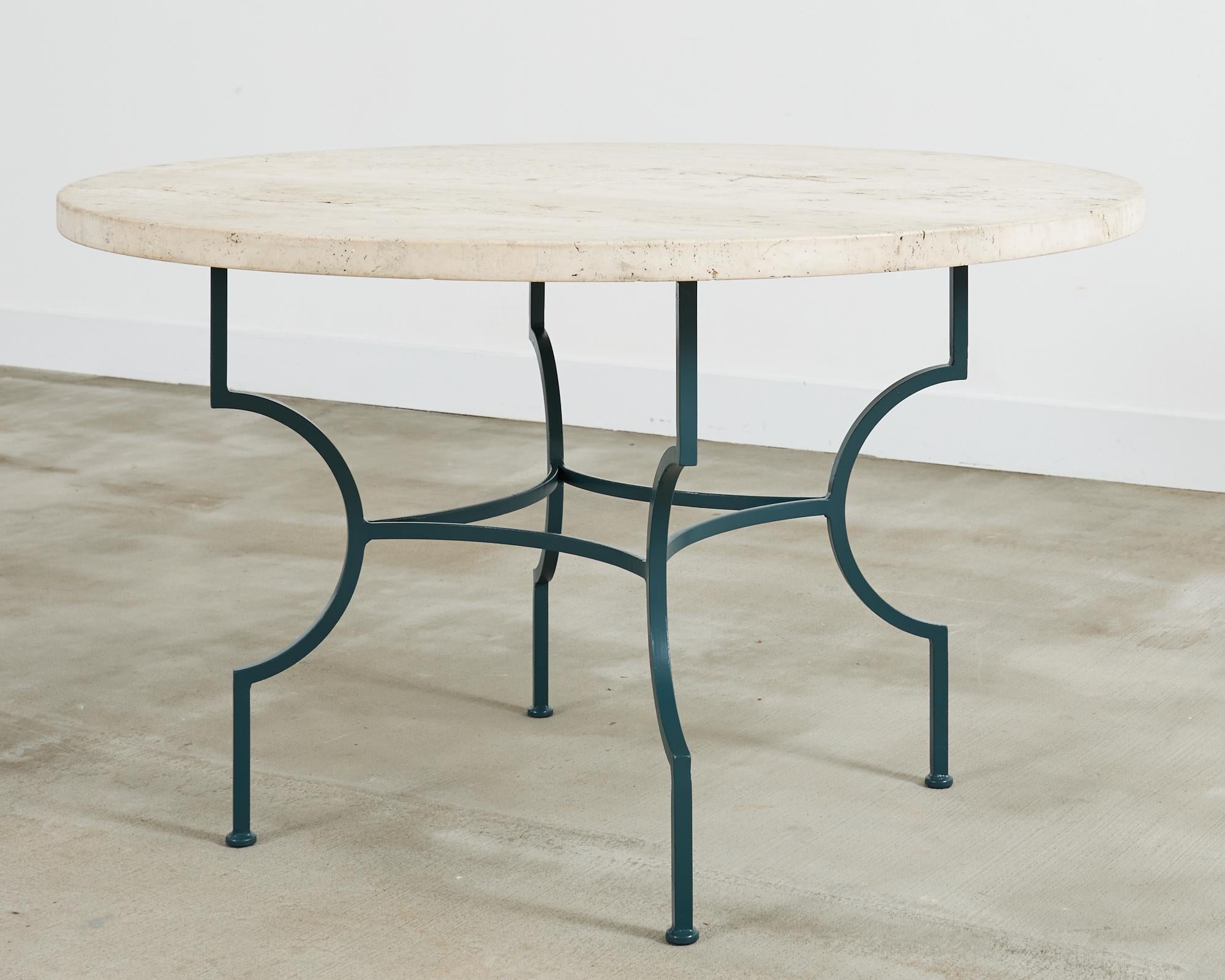 Table à manger de jardin de style néoclassique en fer travertin Bon état - En vente à Rio Vista, CA