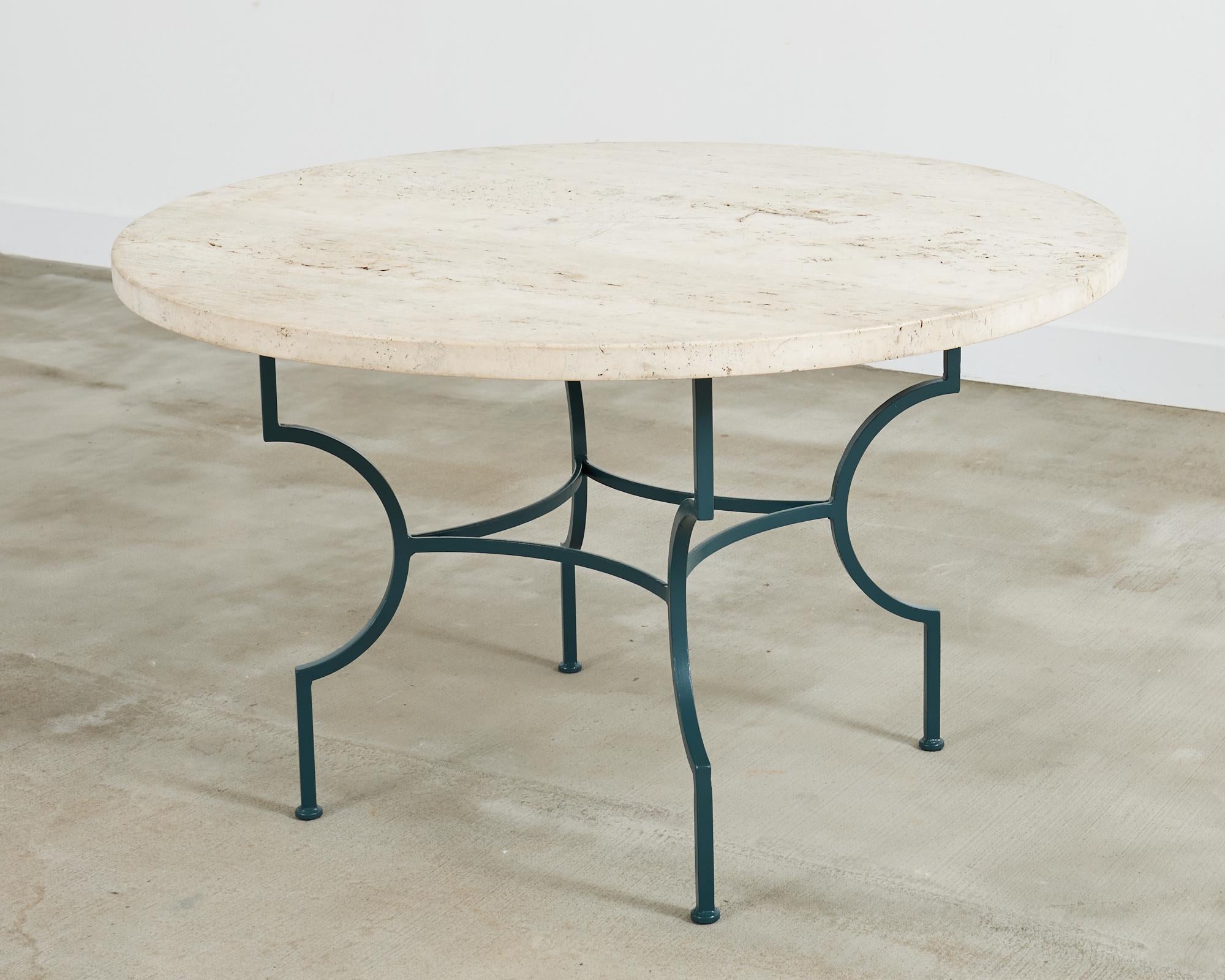 20ième siècle Table à manger de jardin de style néoclassique en fer travertin en vente