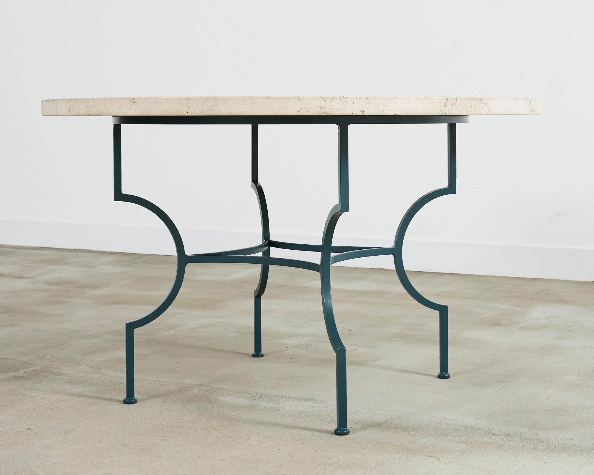 Fer forgé Table à manger de jardin de style néoclassique en fer travertin en vente