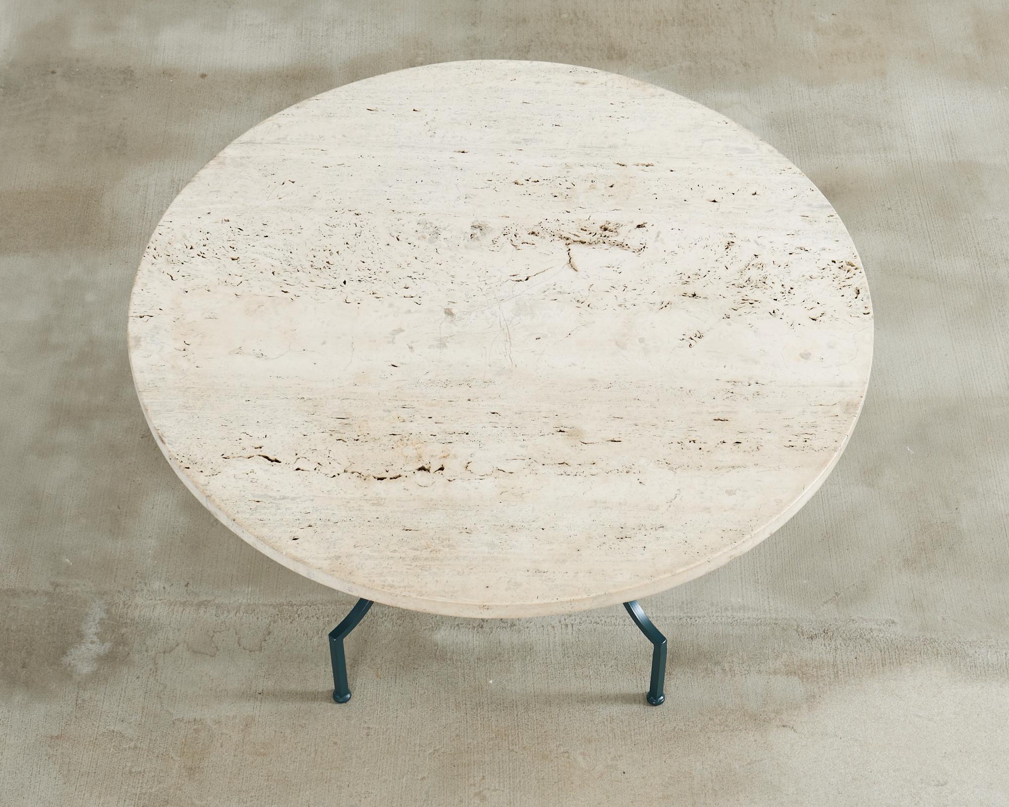 Table à manger de jardin de style néoclassique en fer travertin en vente 1