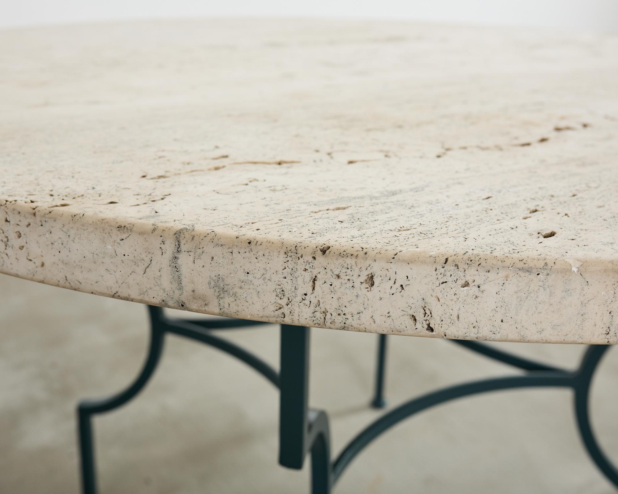 Table à manger de jardin de style néoclassique en fer travertin en vente 2
