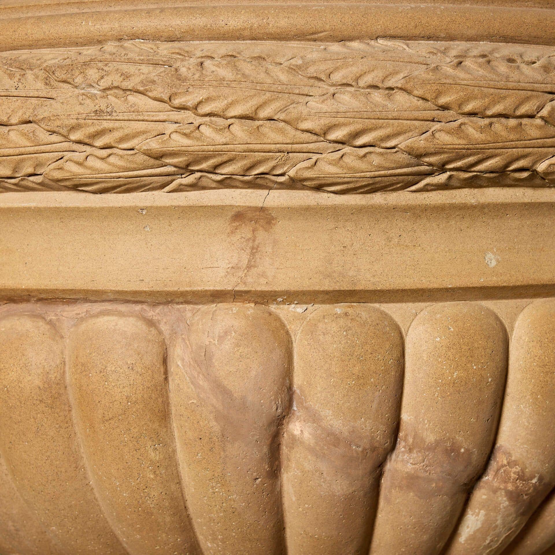 Urne im neoklassischen Stil auf Sockel von Doulton & Co. im Angebot 12