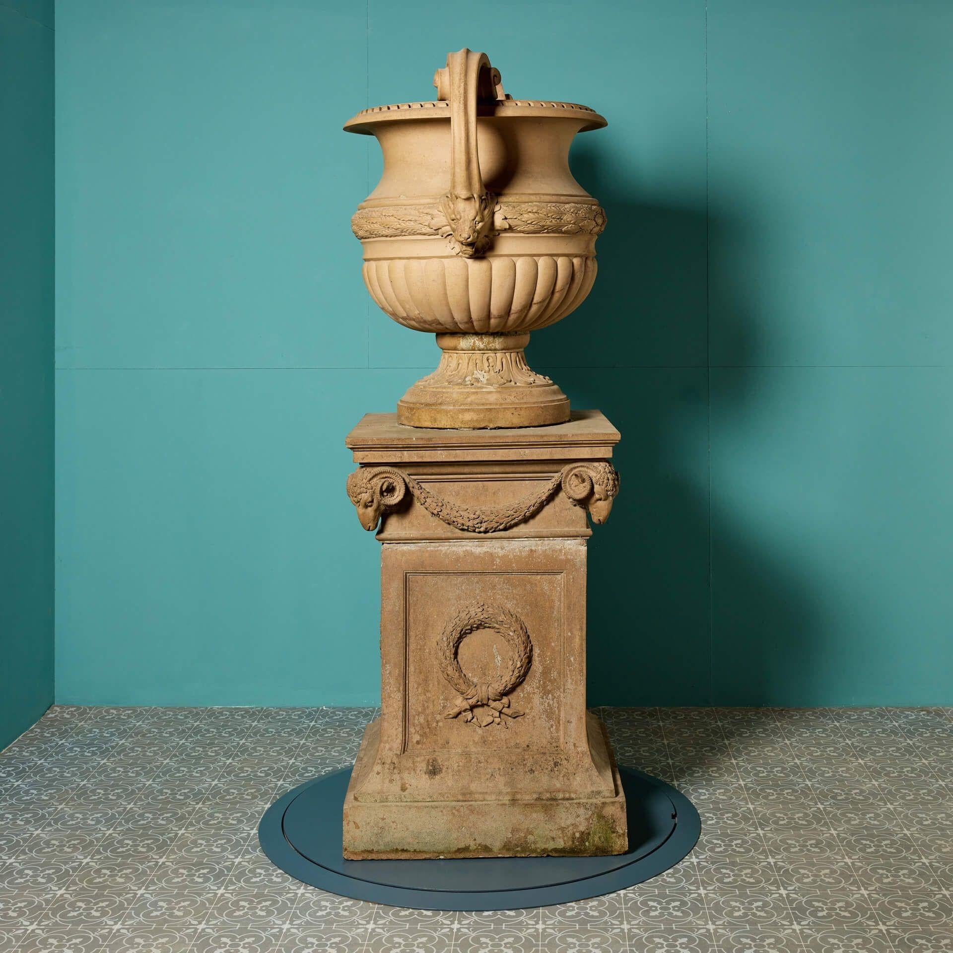 Urne im neoklassischen Stil auf Sockel von Doulton & Co. (Steingut) im Angebot
