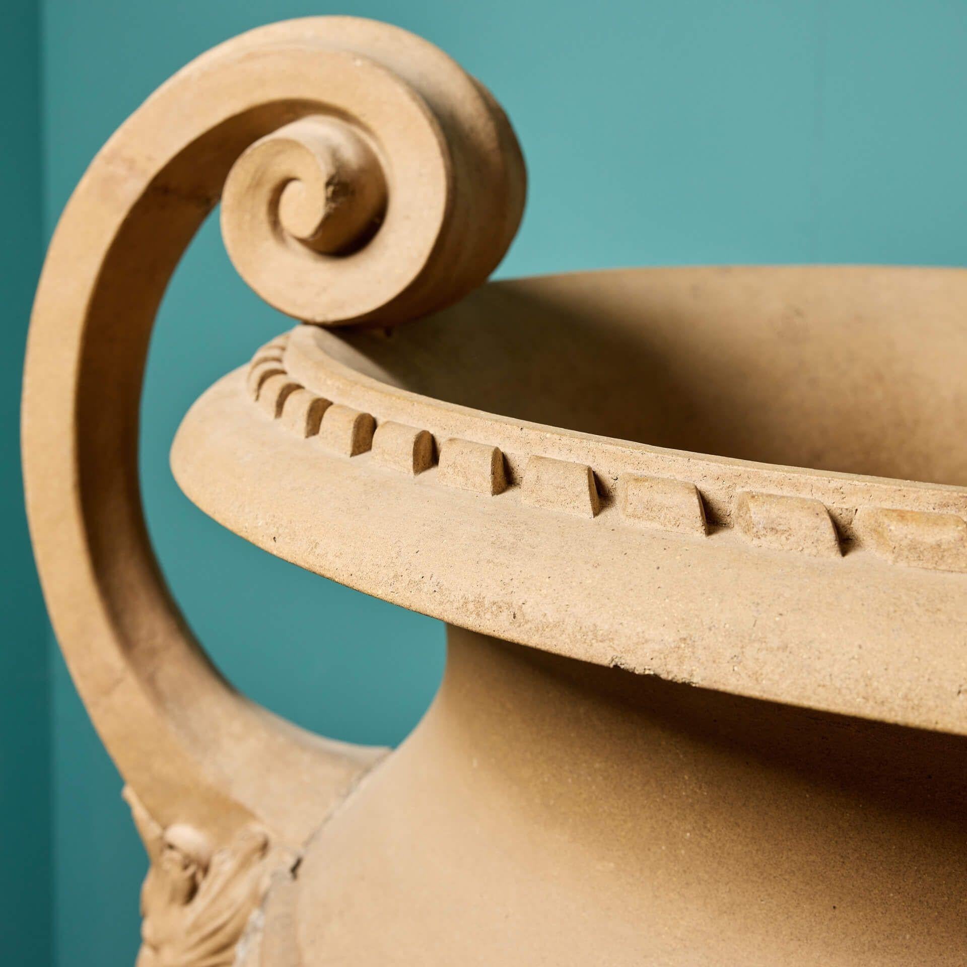 Urne im neoklassischen Stil auf Sockel von Doulton & Co. im Angebot 3