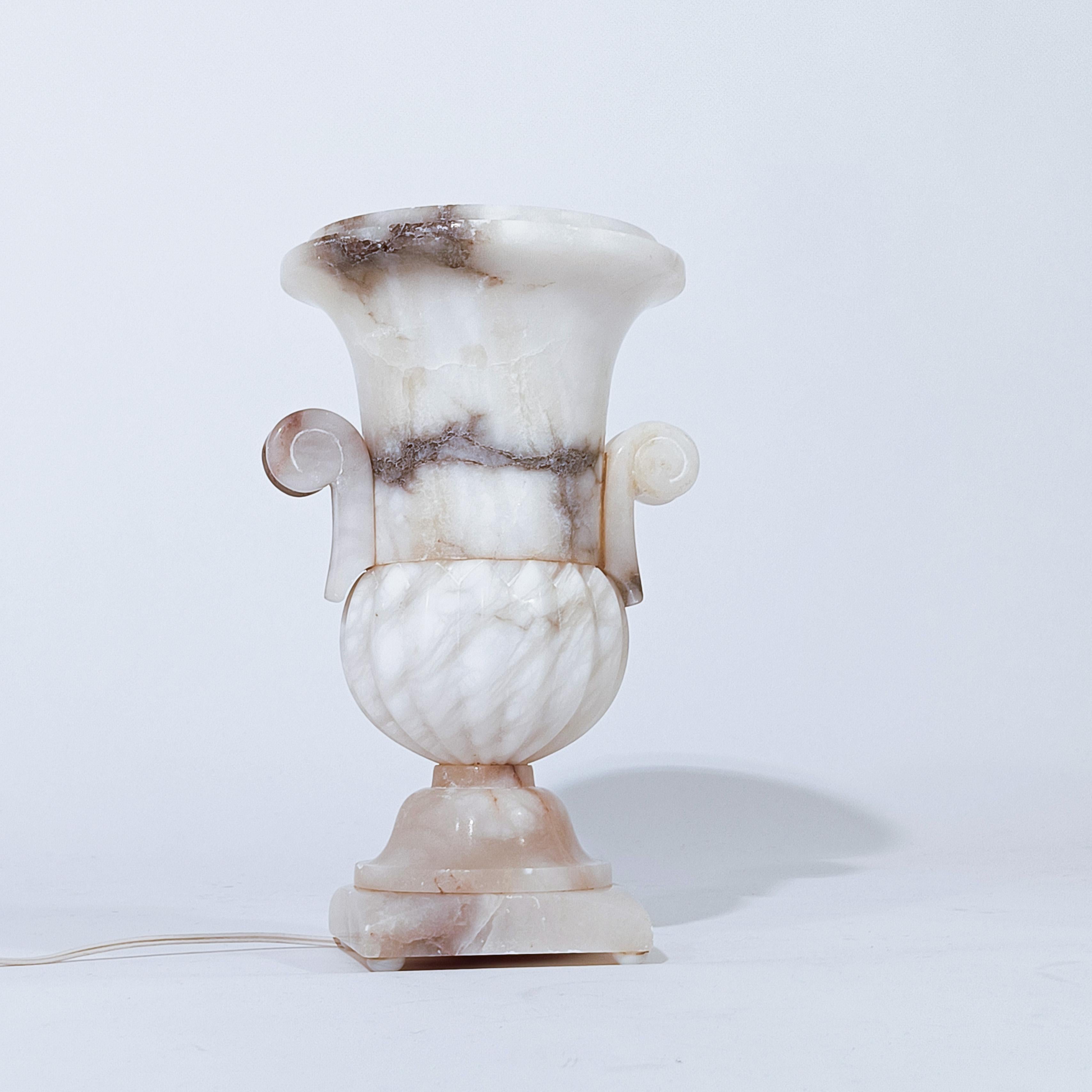 Lámpara de mesa de alabastro veteado, Francia, años 40. Fabricado íntegramente en alabastro veteado, torneado, esculpido a mano y trabajado en relieve en forma de jarrón de estilo Imperio, ofrece un efecto de luz suave y cálida a través de este
