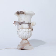 Style néoclassique. Lampe de table en albâtre veiné, France, années 1940